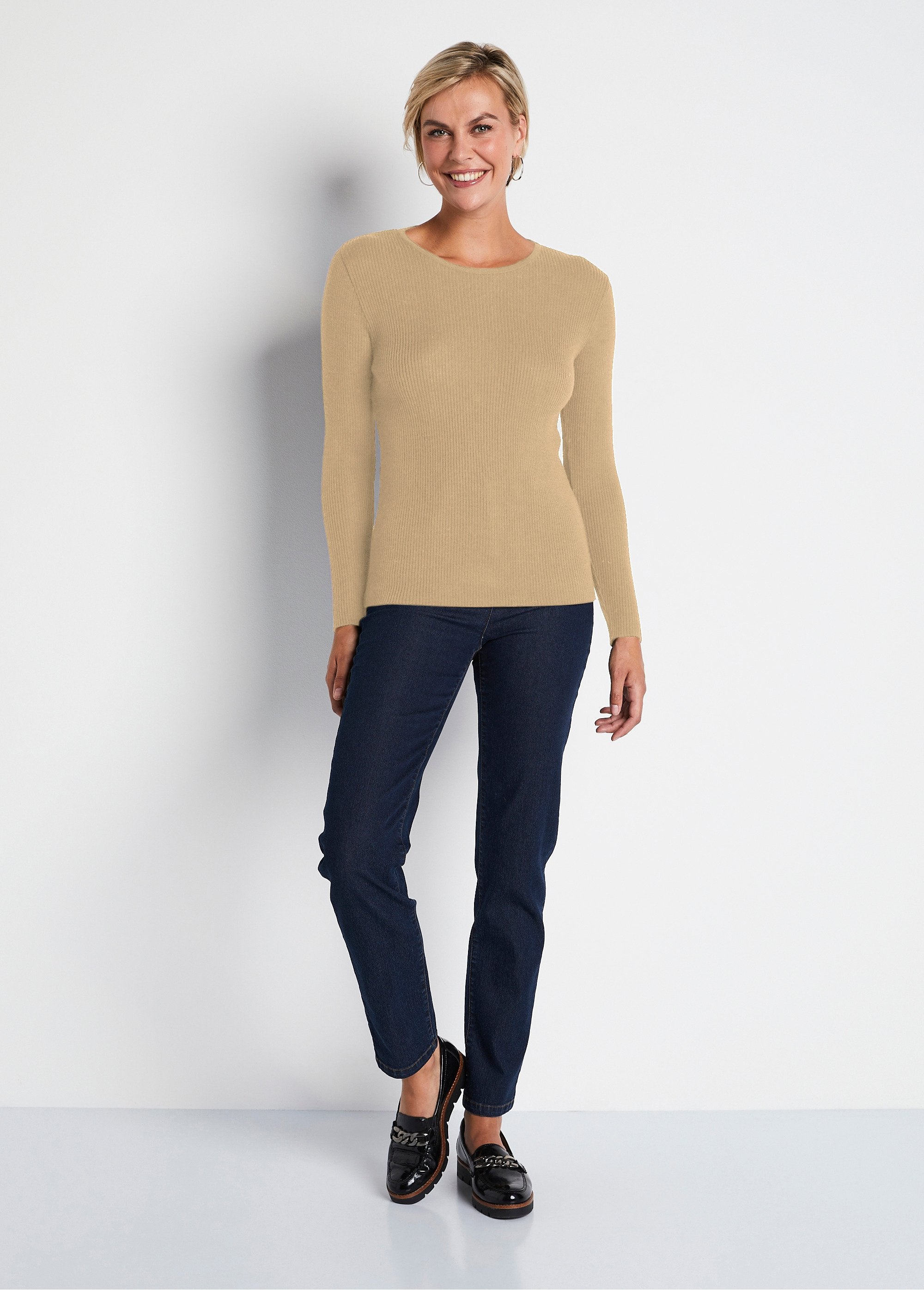 Warm_round_neck_merino_wool_sweater_camel_SF1_slim