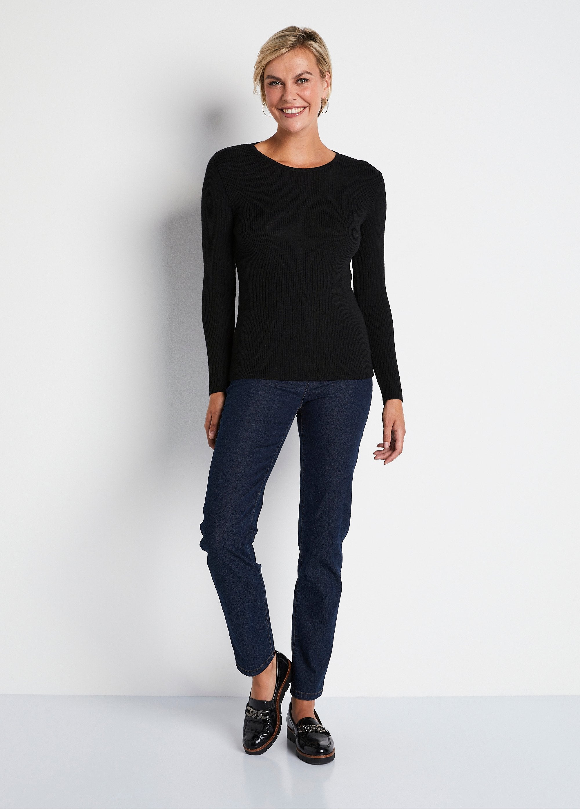 Warm_round_neck_merino_wool_sweater_Black_SF1_slim