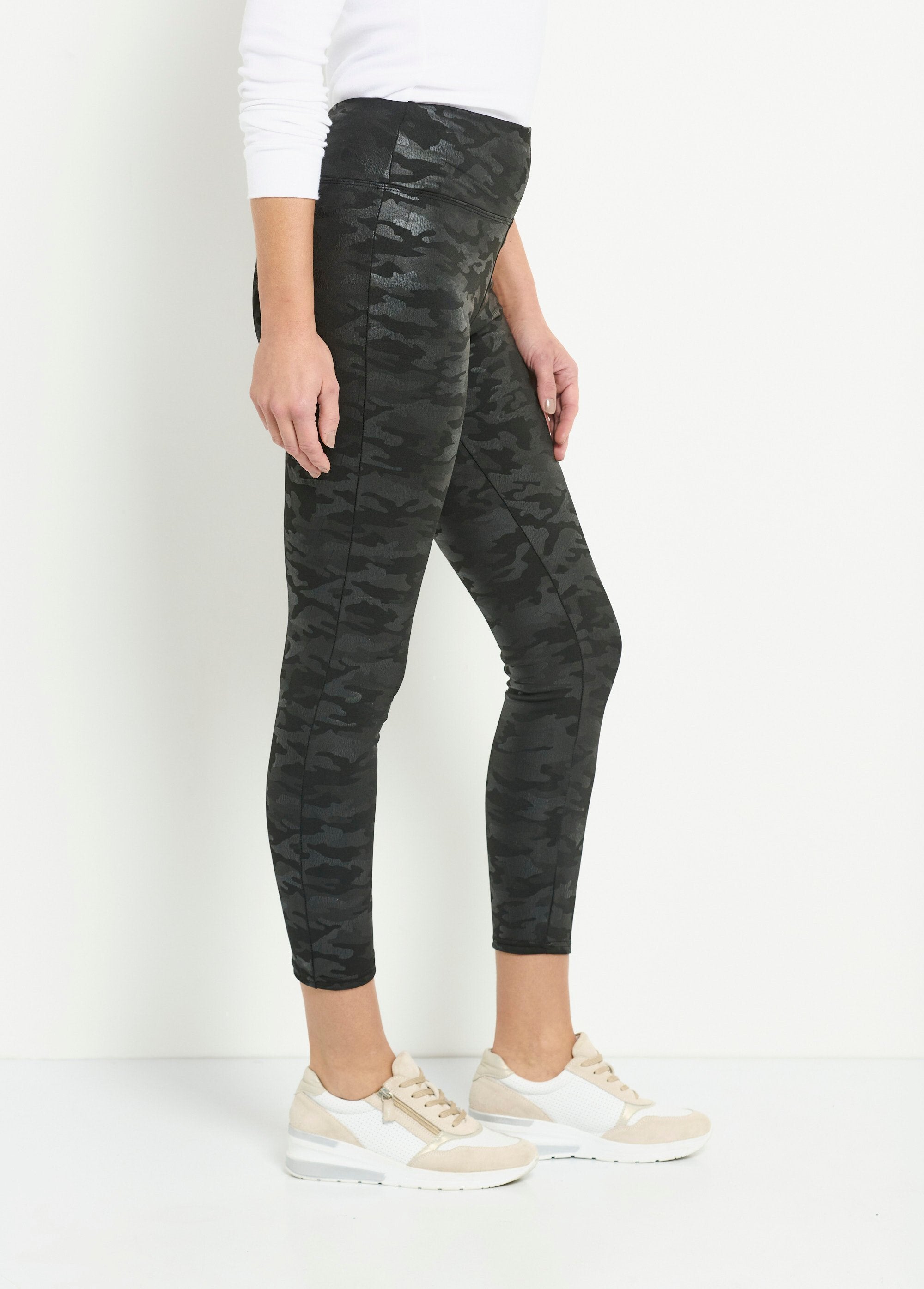 Camouflage_print_sports_leggings_Black_DR1_slim