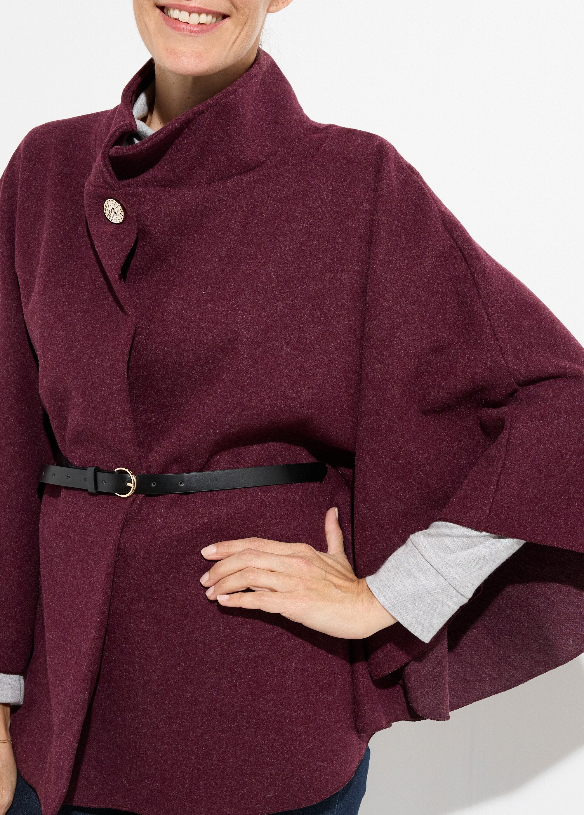 Manteau_cape_à_ceinturer,_col_montant_Bordeaux_DE1_slim