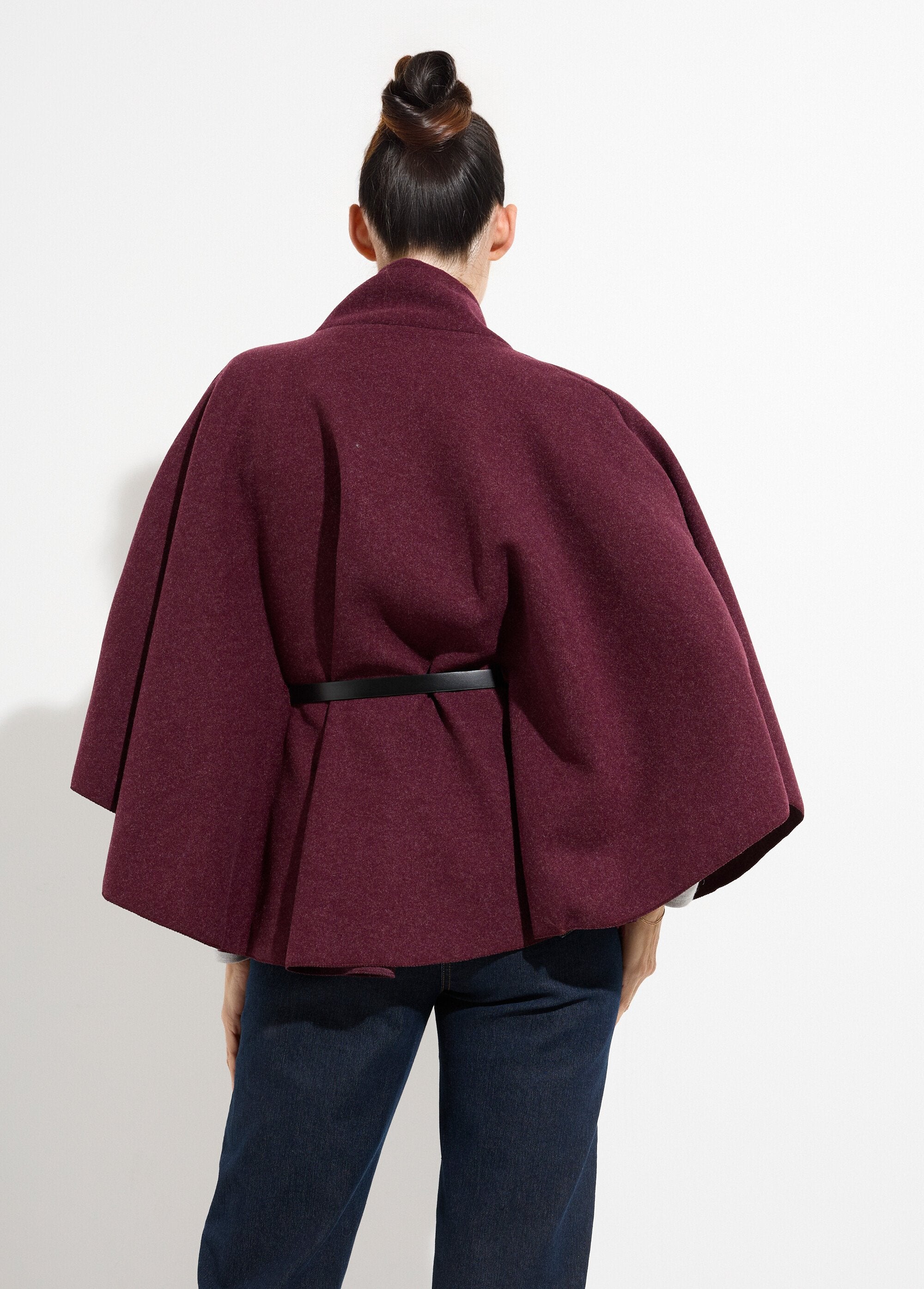 Manteau_cape_à_ceinturer,_col_montant_Bordeaux_DO1_slim