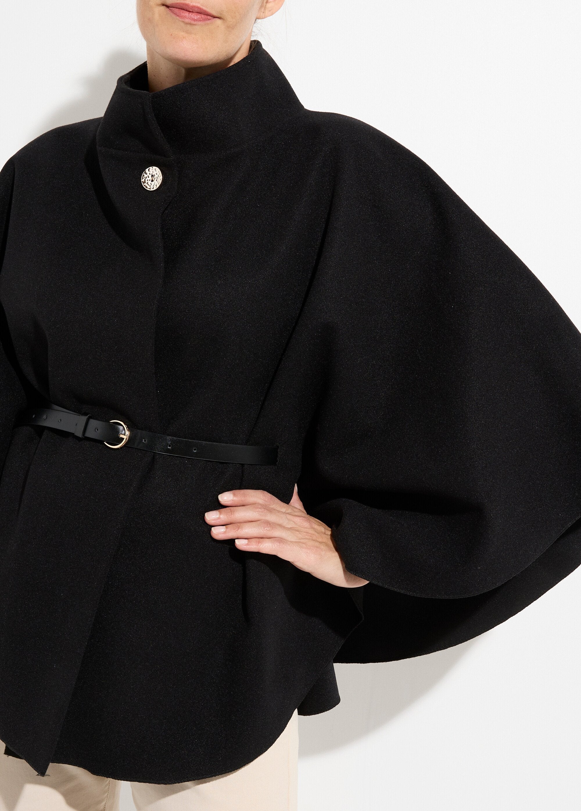 Manteau_cape_à_ceinturer,_col_montant_Noir_DE1_slim