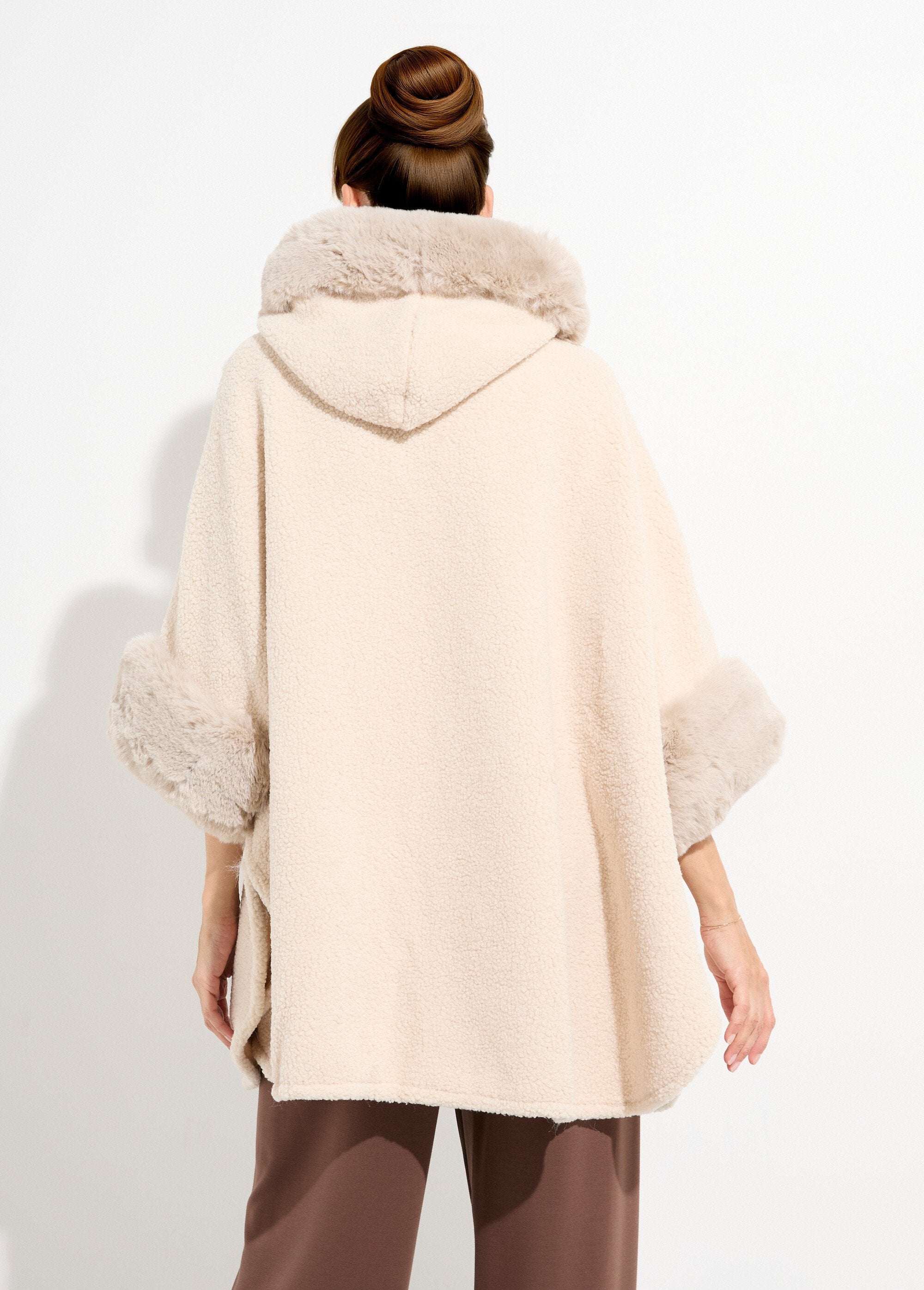 Manteau_cape_aspect_laineux_avec_fourrure_Ecru_DO1_slim