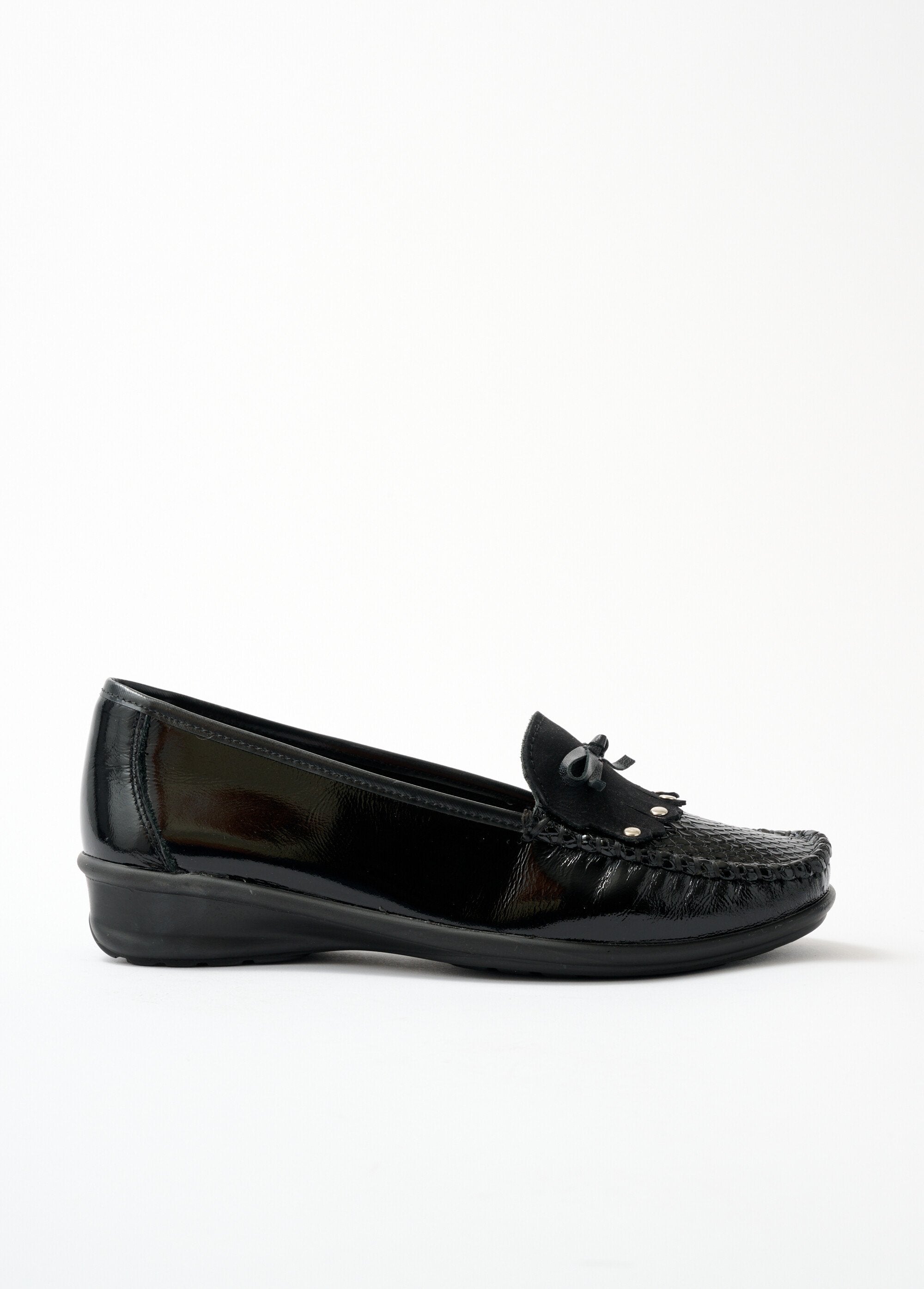 Leather_wedge_moccasins_with_fringed_tab_Black_varnish_DR1_slim