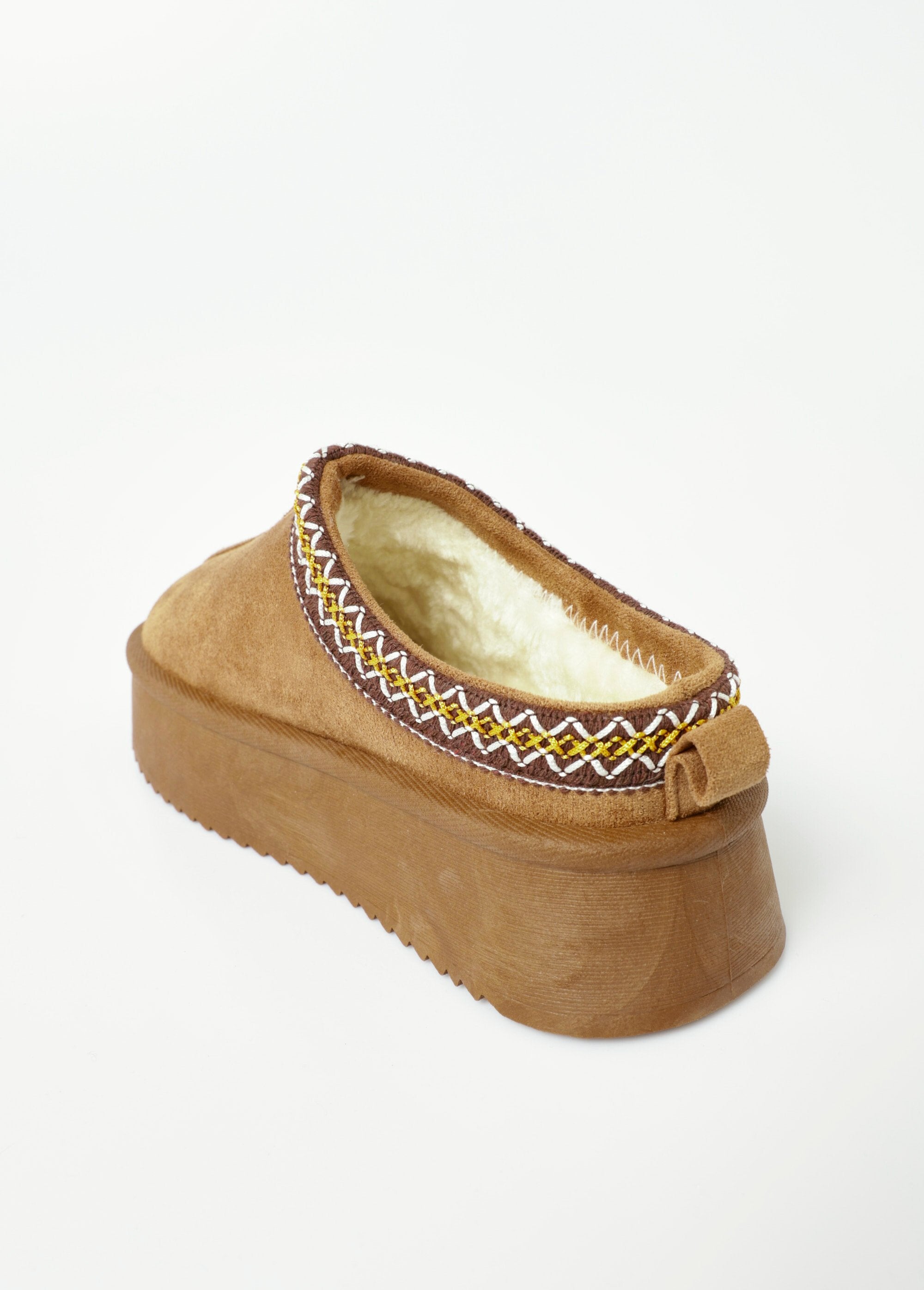 Mules_effet_daim_fourrées_et_compensées_Camel_DO1_slim
