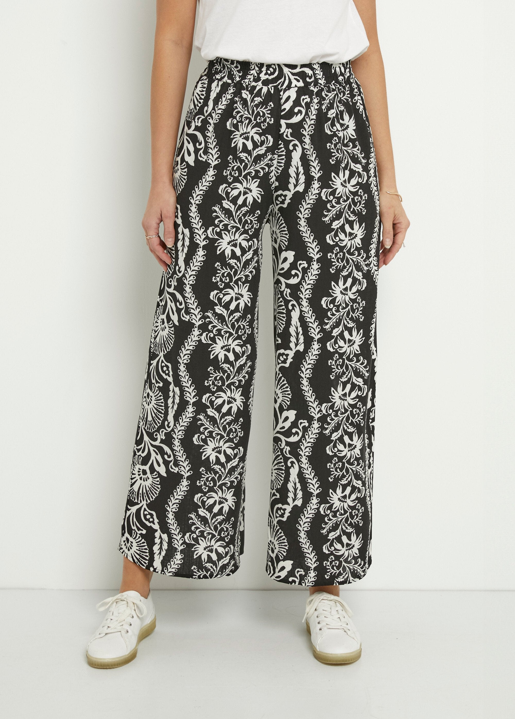 Wide-legged_leaf_print_pants_Black_and_ecru_FA1_slim