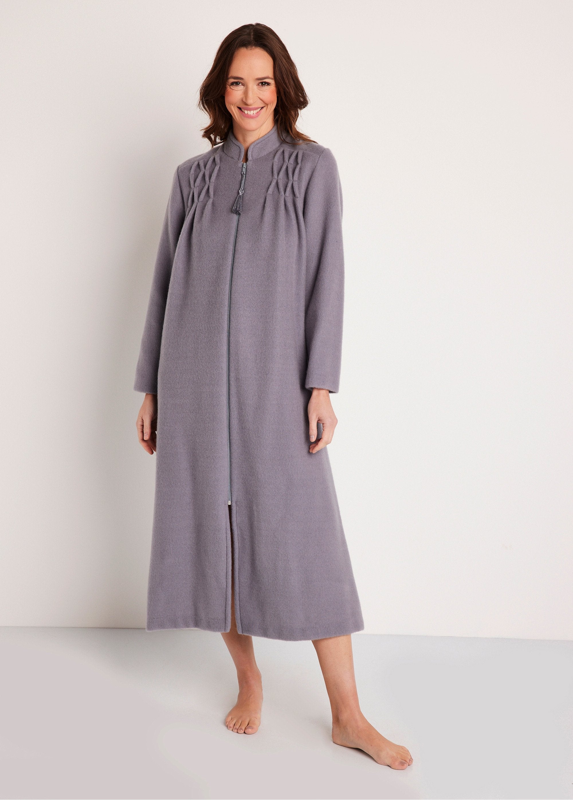 Courtelle®_zipped_knit_bathrobe_Pearl_grey_FA1_slim