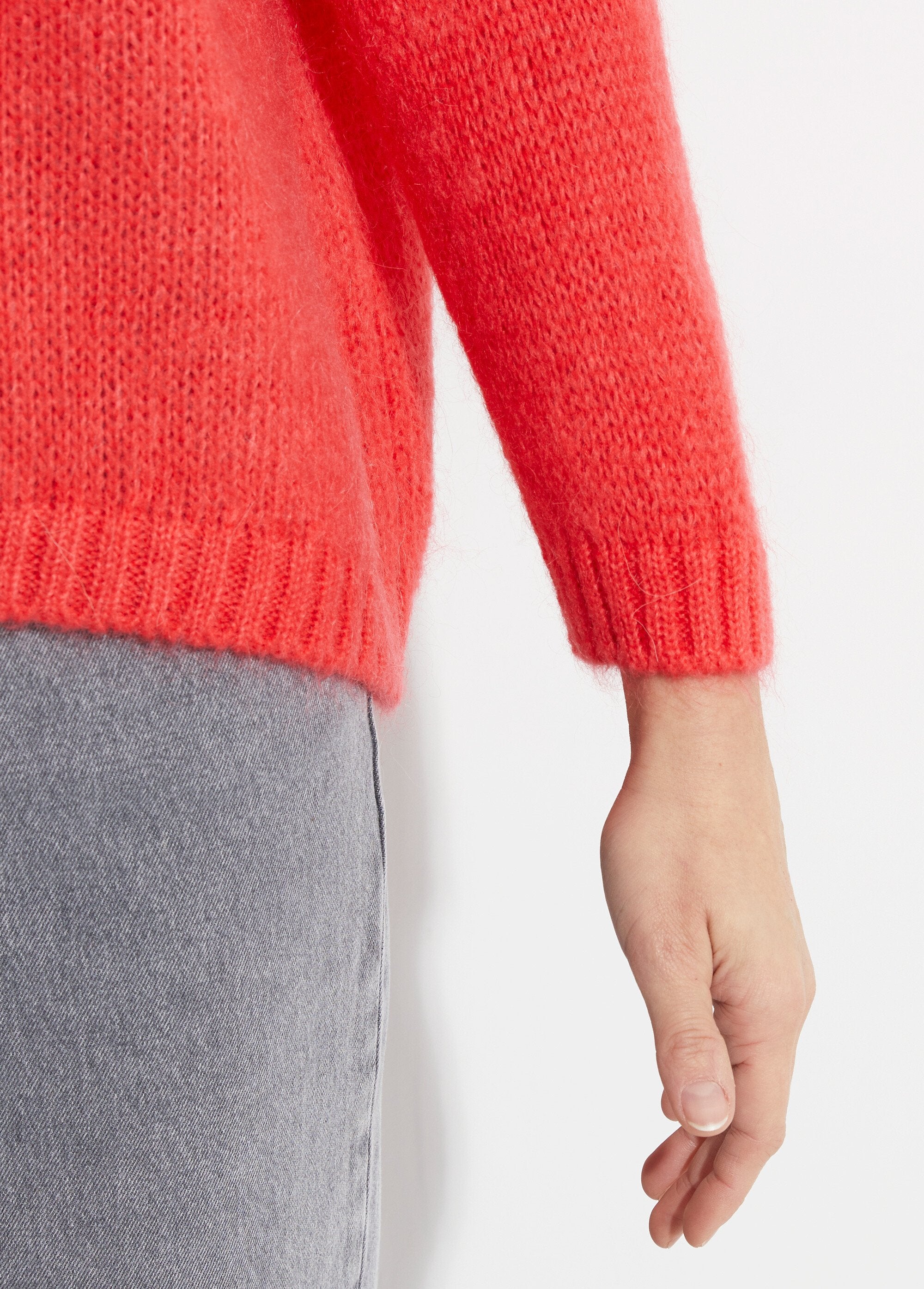 Warm_V-neck_knit_sweater_with_mohair_Coral_DE2_slim