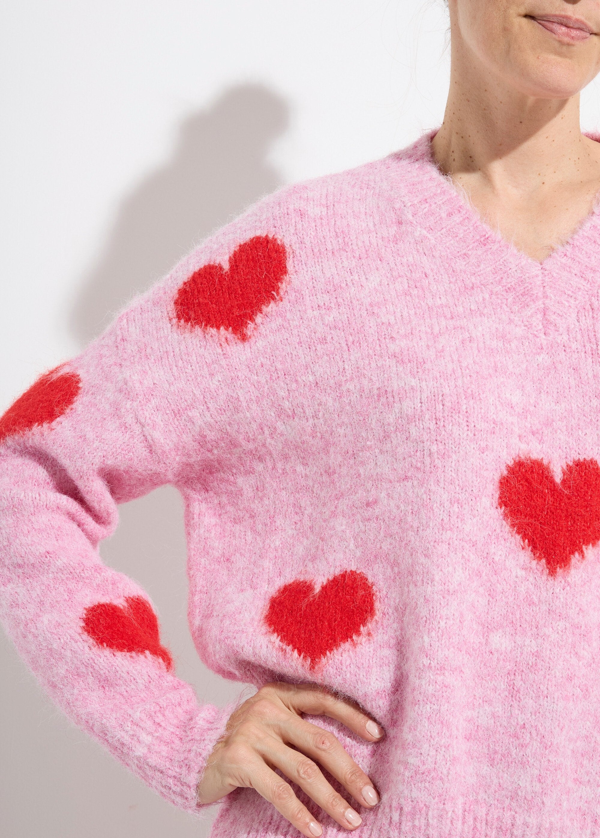 Warm_V-neck_wool_sweater_with_hearts_Light_pink_DE1_slim