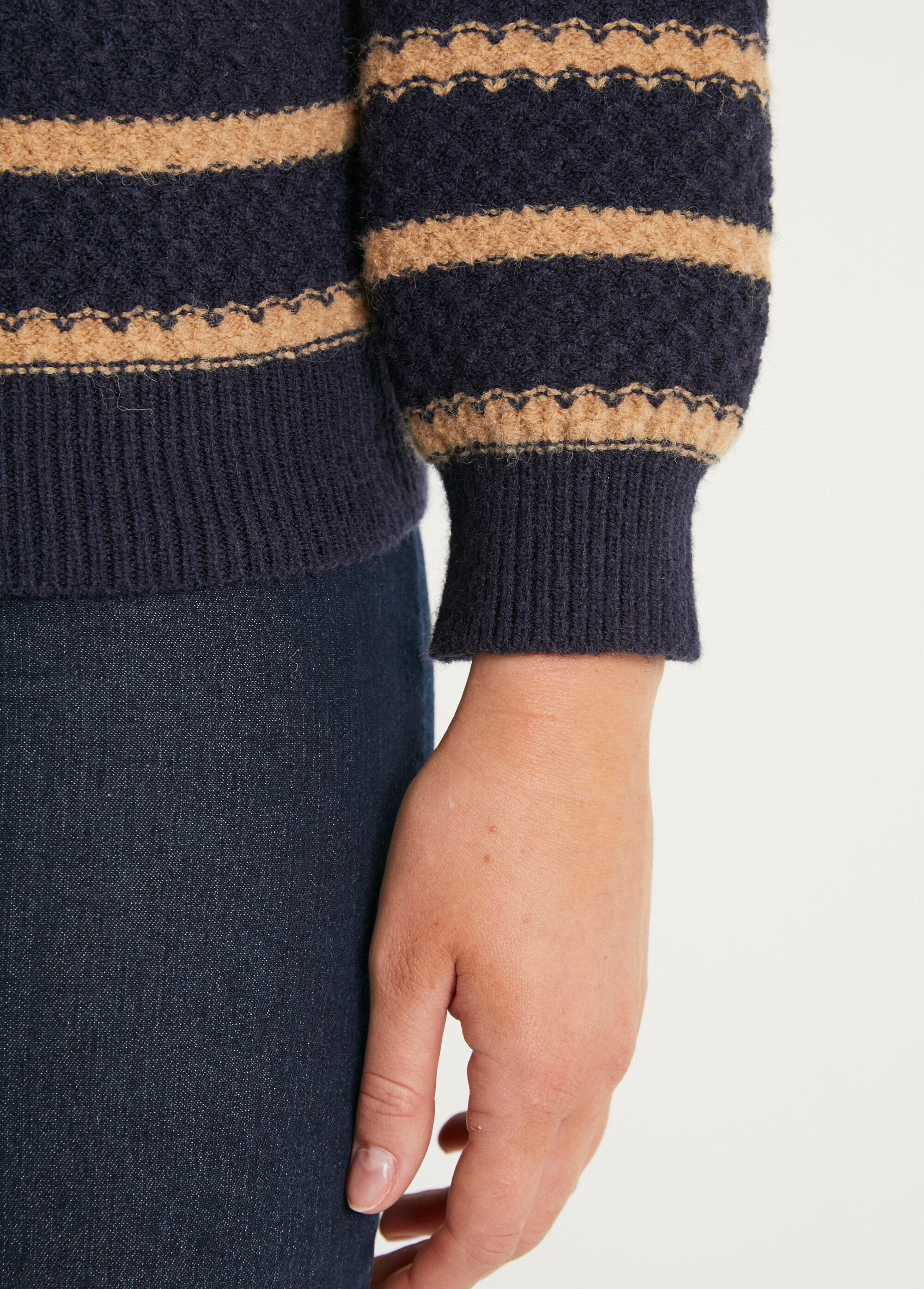 Soft_striped_sweater_round_neck_fancy_knit_Navy_and_camel_DE3_slim