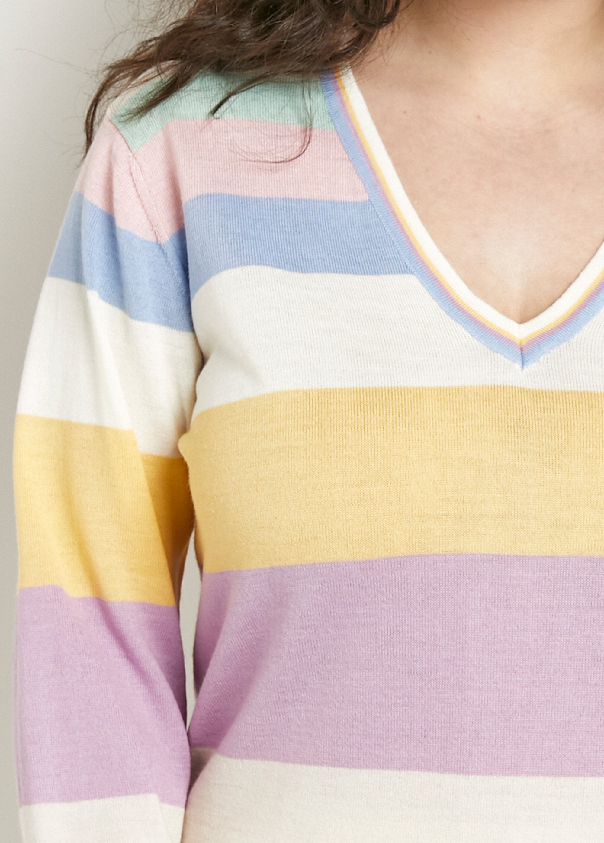 Soft_striped_V-neck_merino_wool_sweater_Multicolor_DE1_curvy