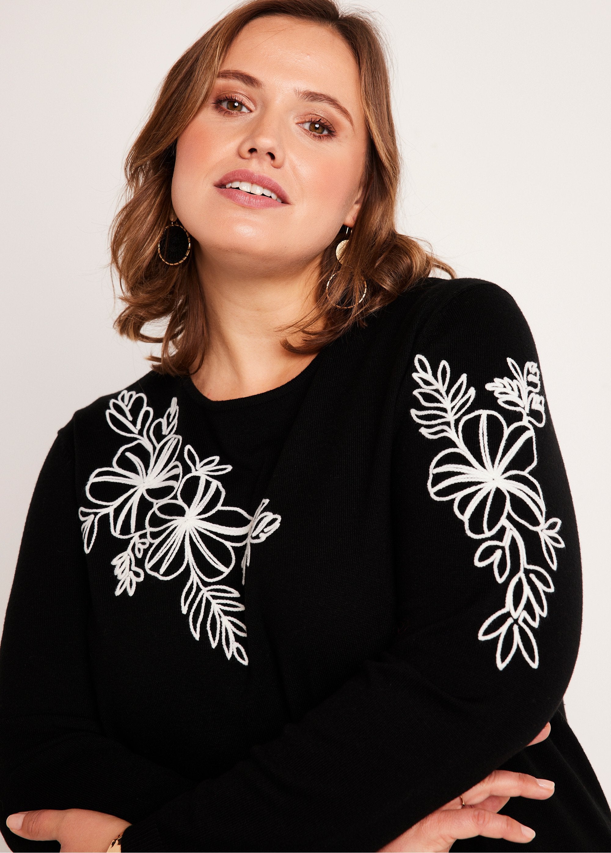 Fine_embroidered_sweater_Black_and_white_DE1_curvy