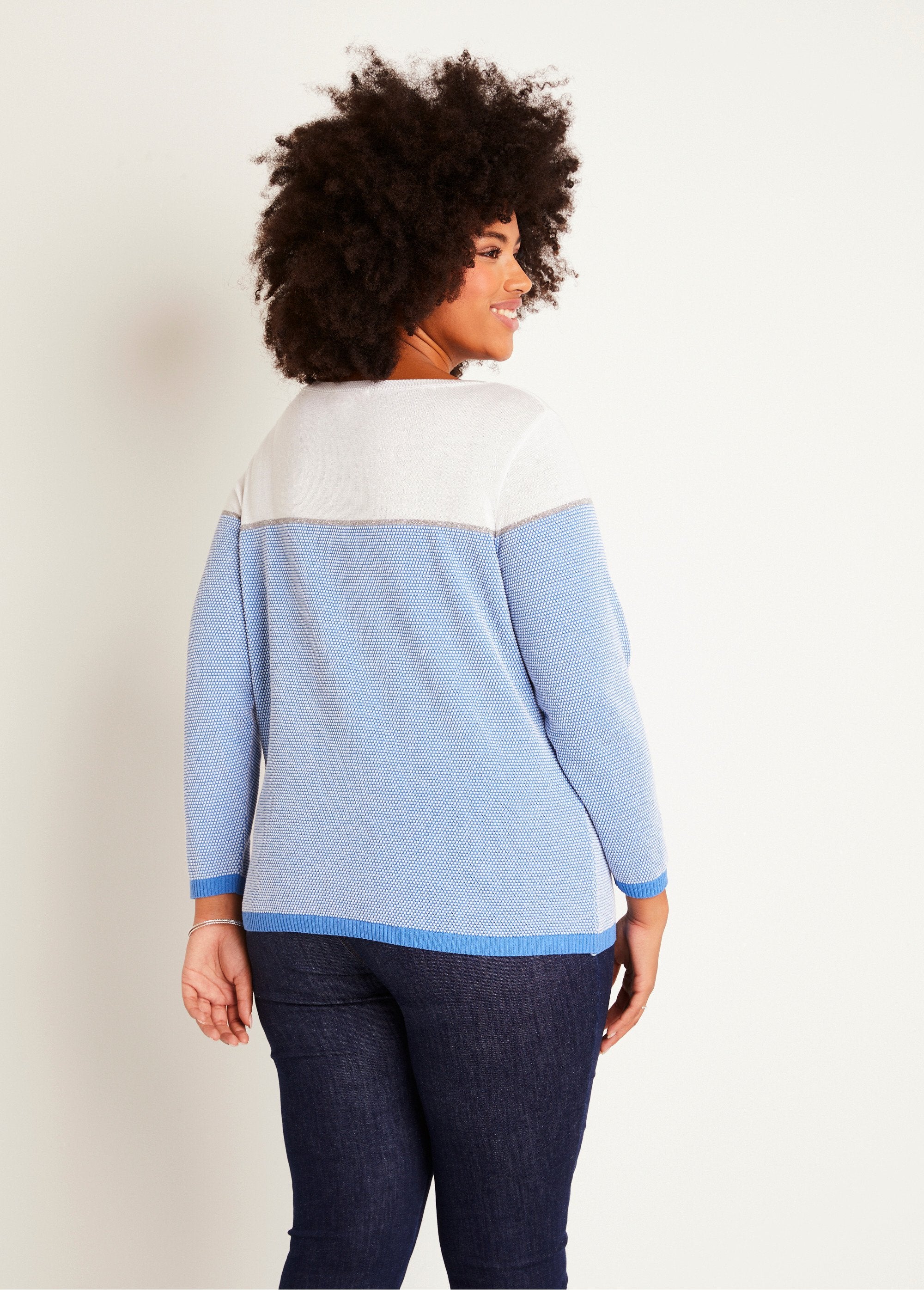 Thin_round_neck_long_sleeve_sweater_White_and_blue_DO1_curvy