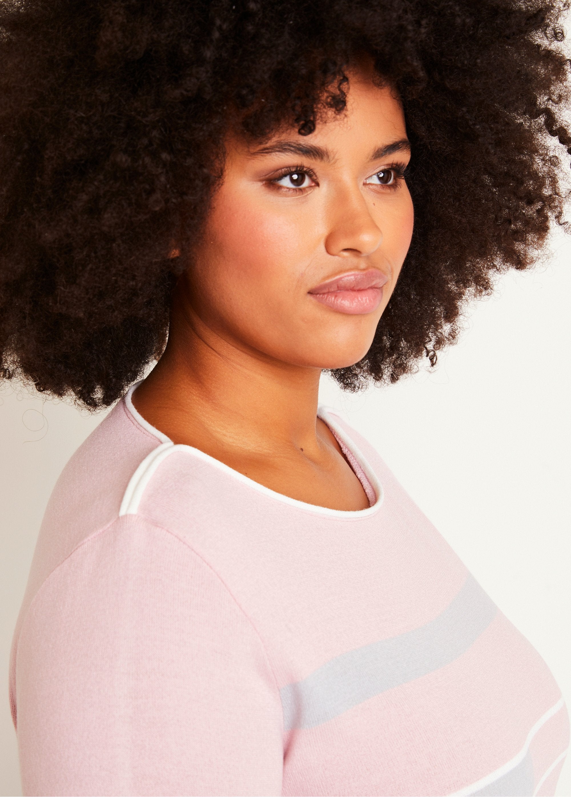 3/4_sleeve_boat_neck_sweater_Pink_and_gray_DE2_curvy