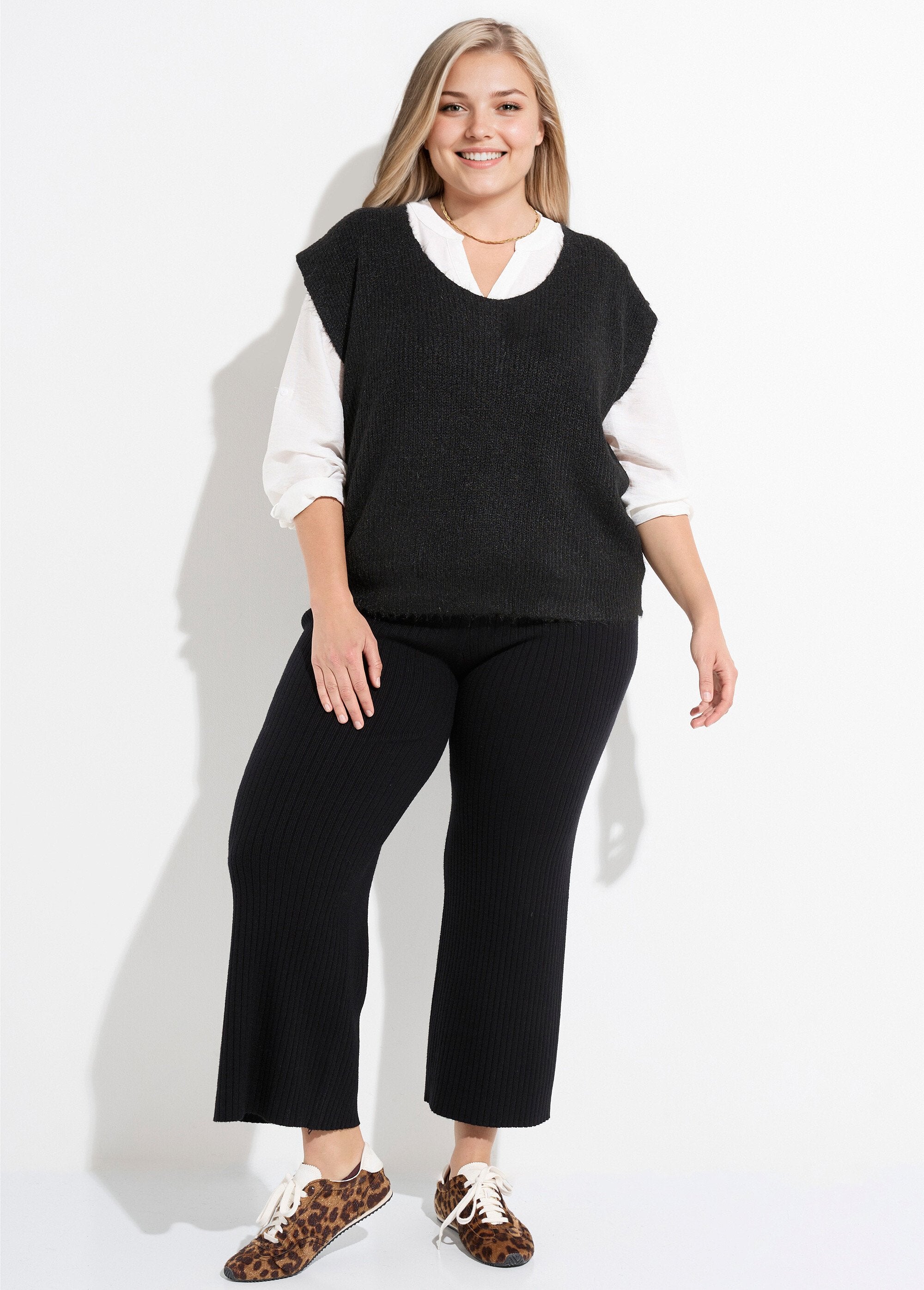Warm_sleeveless_sweater_with_a_fluffy_knit_Black_SF1_curvy