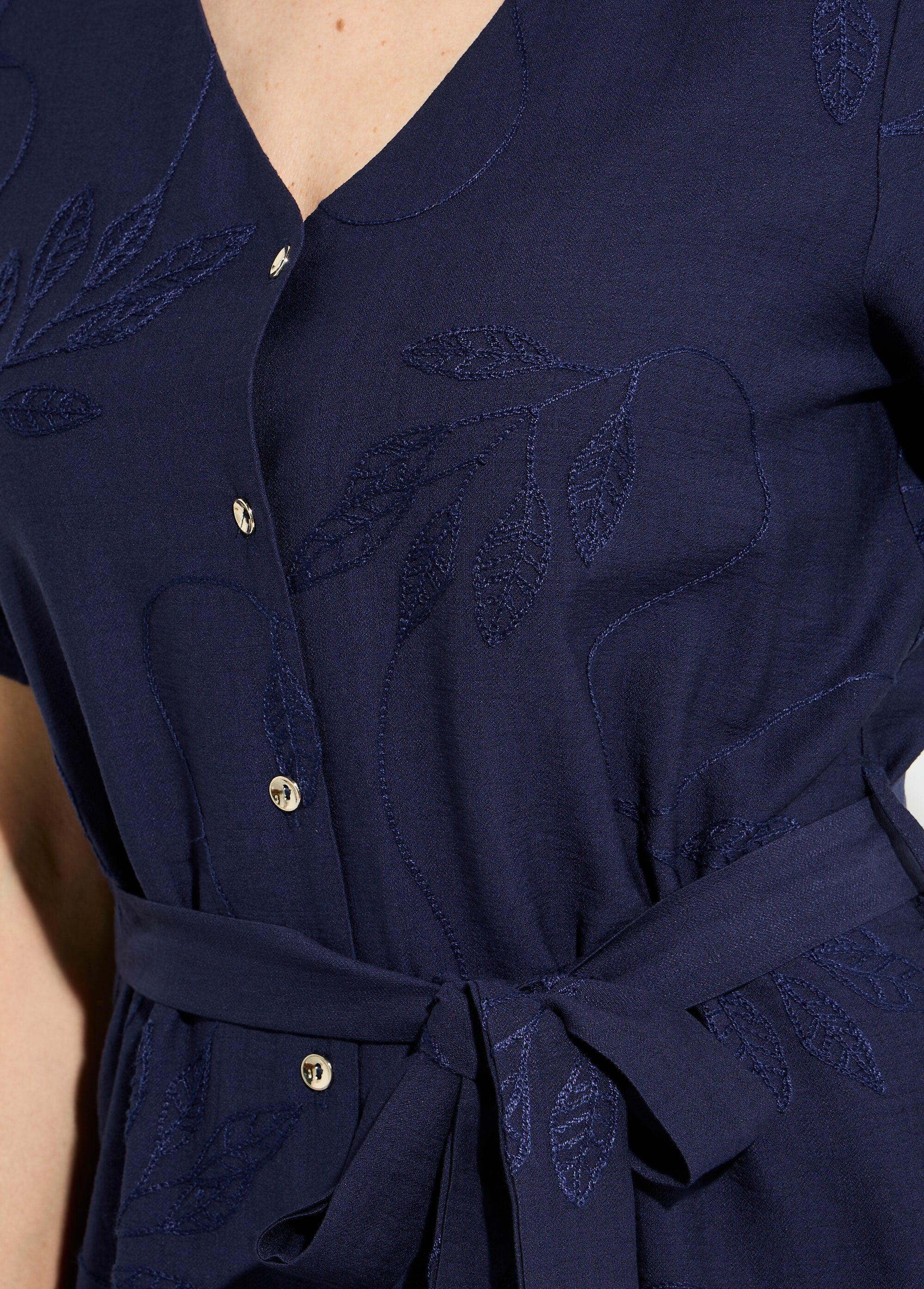 V-neck_shirt_dress,_embroidered_with_foliage_Marine_DE2_slim