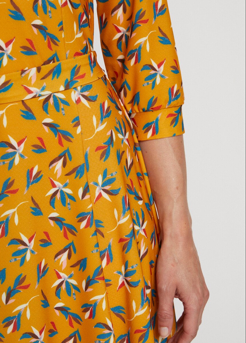 Short_belted_dress_with_V-neck_and_3/4_sleeves_Ochre_leaf_print_DE3_slim