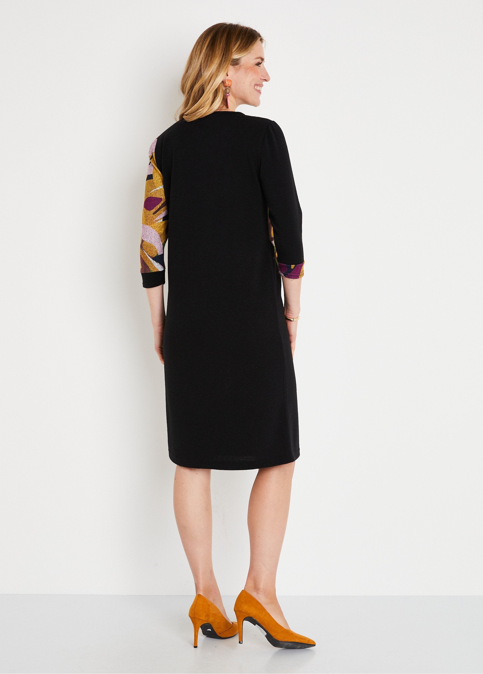 Short_straight_dress_in_warm_graphic_knit_Black_and_pink_DO1_slim