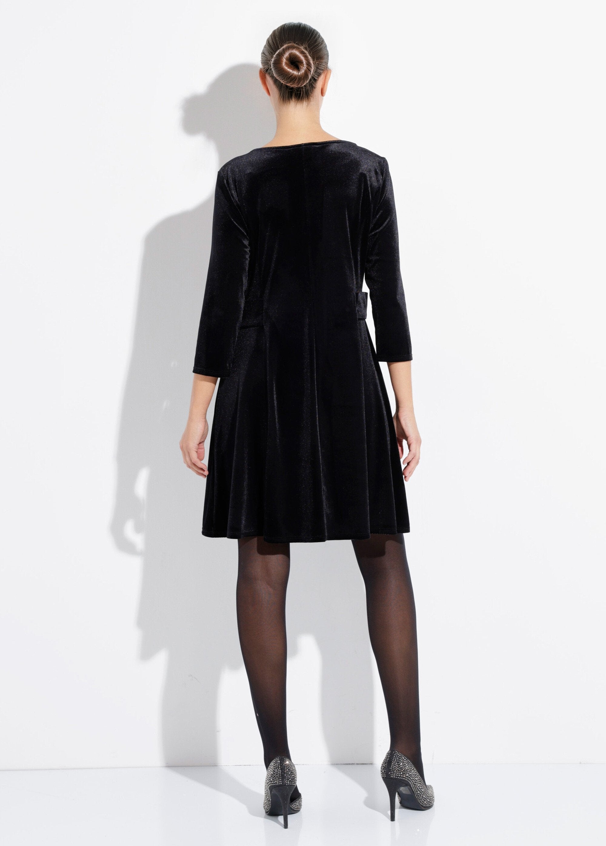 Velvet_dress_with_a_round_neck_and_defined_waist_Black_DO1_slim