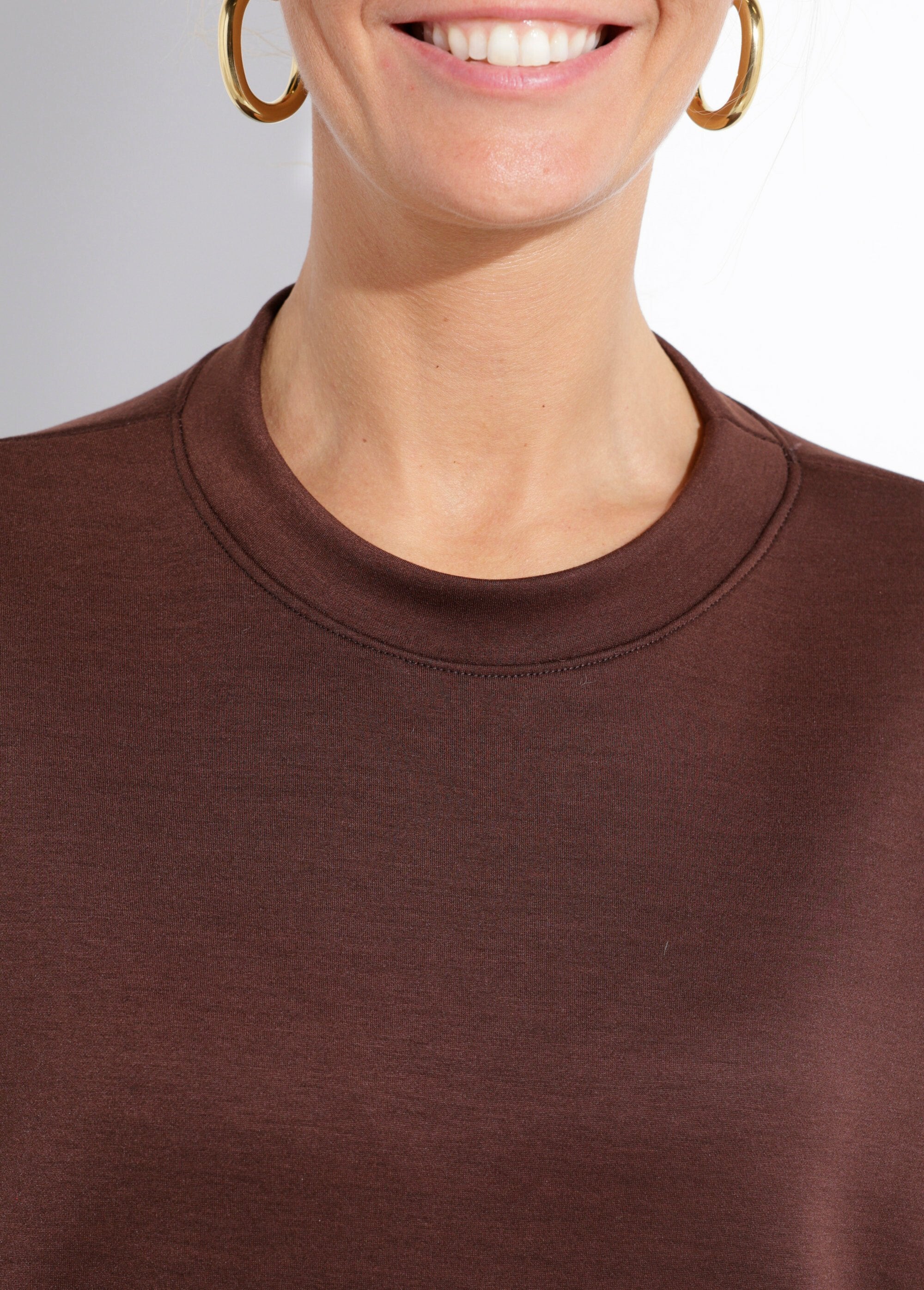 Wide_round_neck_sweatshirt,_3/4_sleeves_Chocolate_DE1_slim
