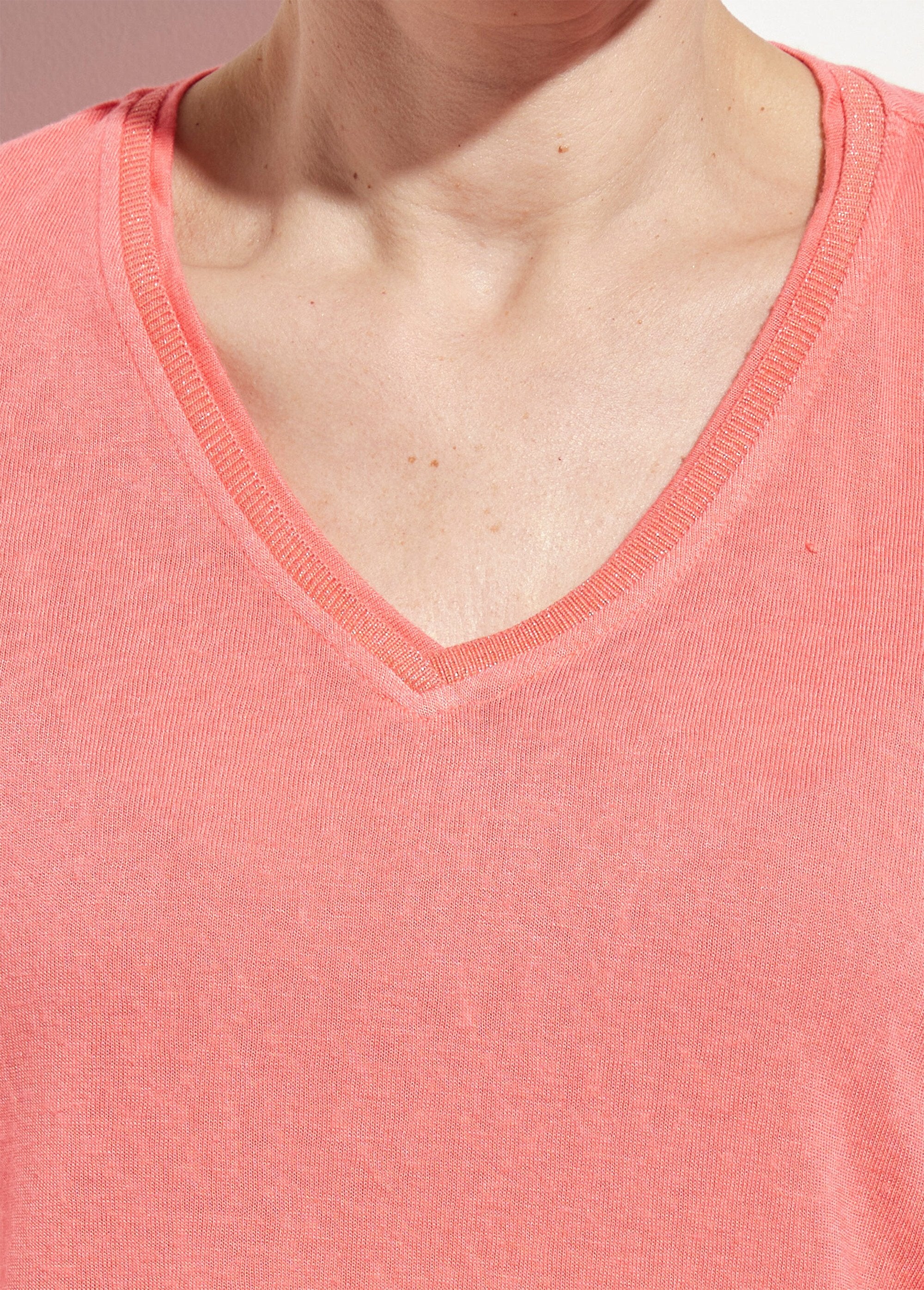 Metallic_V-neck_T-shirt_with_kimono_sleeves_Coral_DE1_slim