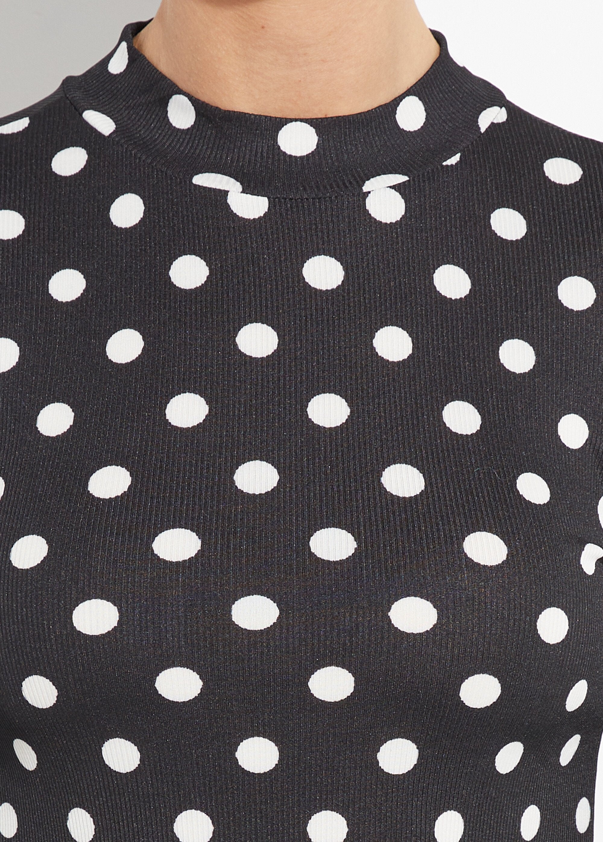 Ribbed_polka_dot_T-shirt_with_a_high_neck_Black_DE1_slim