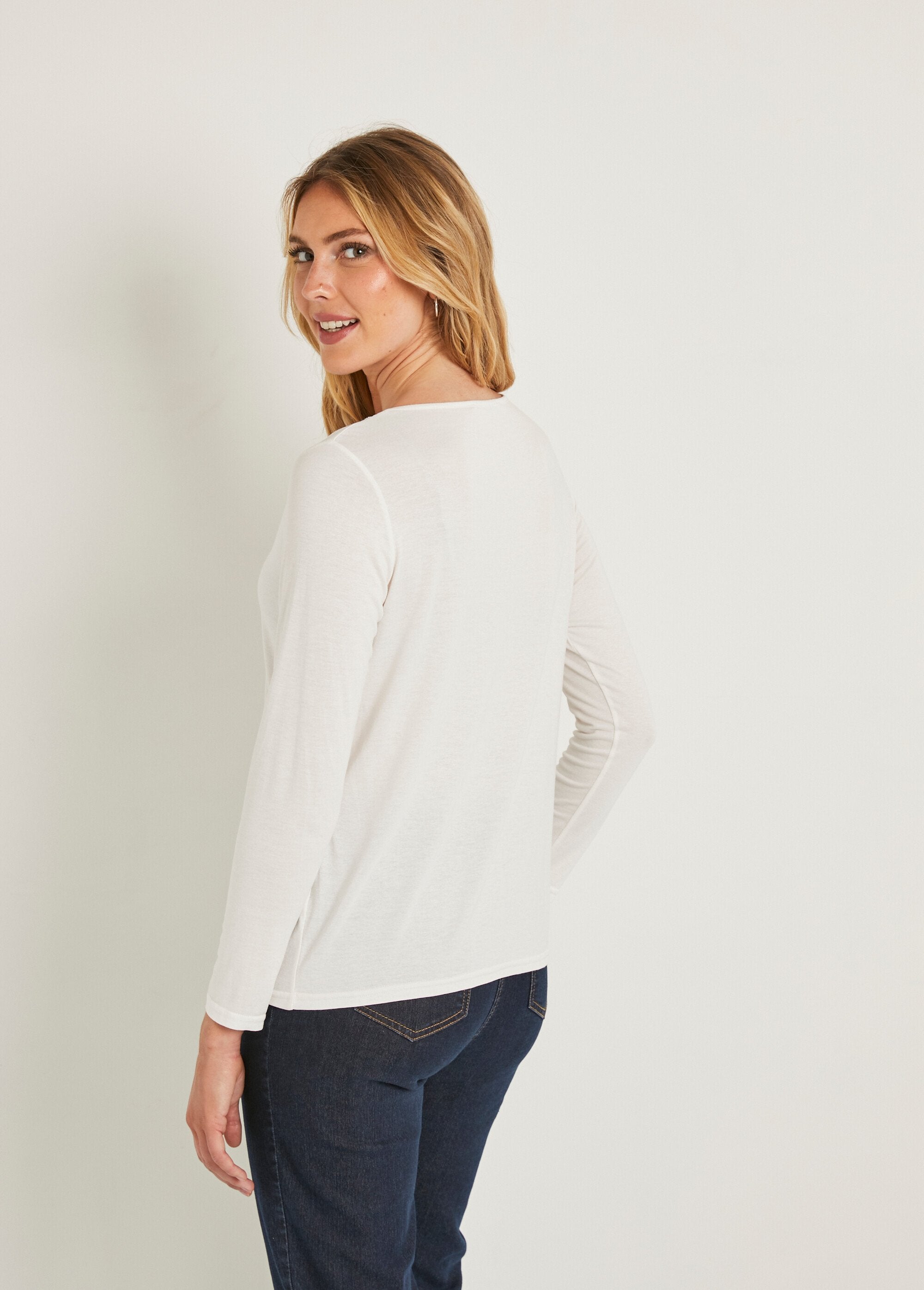 Short_lace_V-neck_long-sleeved_t-shirt_Ecru_DO1_slim