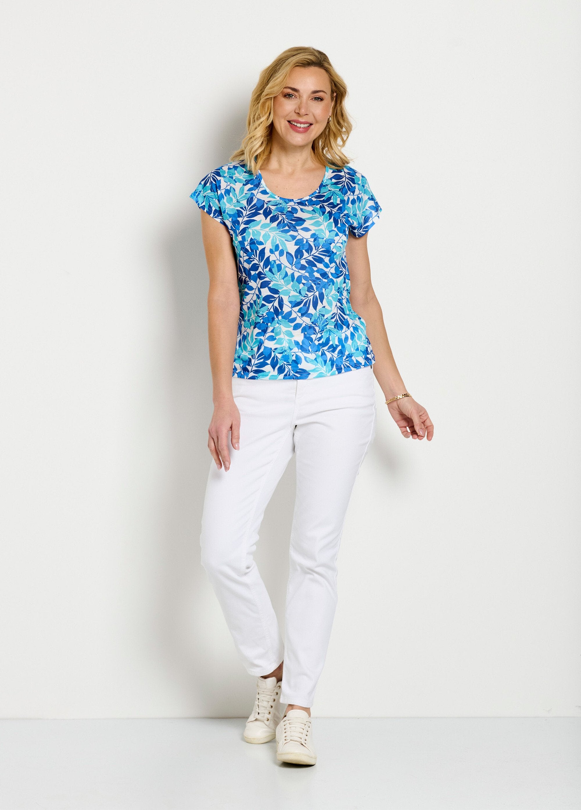 Short-sleeved_T-shirt_with_leaf_print_and_round_neck_Blue_and_aqua_SF1_slim