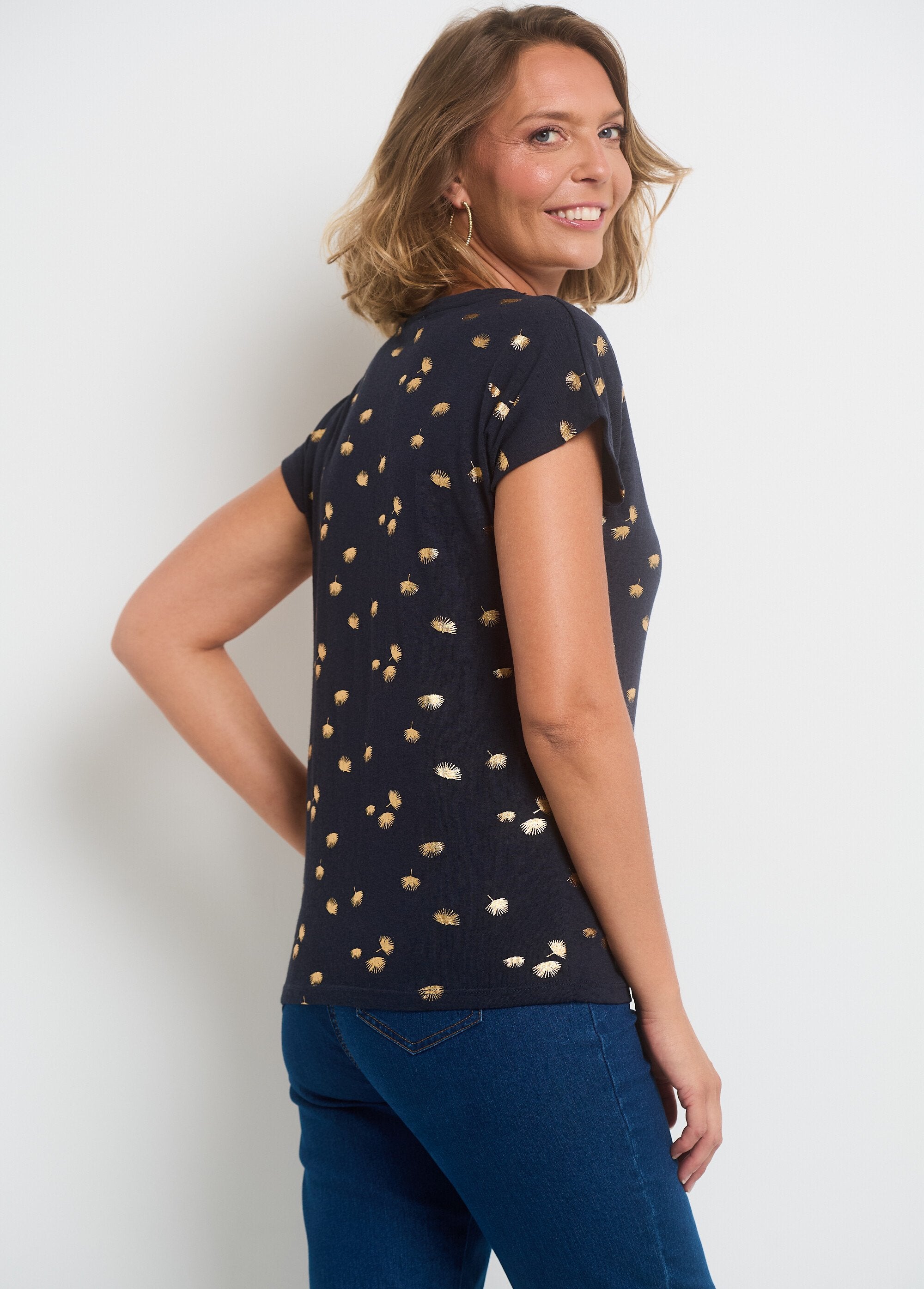 Short-sleeved_T-shirt_with_gold_patterns_Marine_DO1_slim