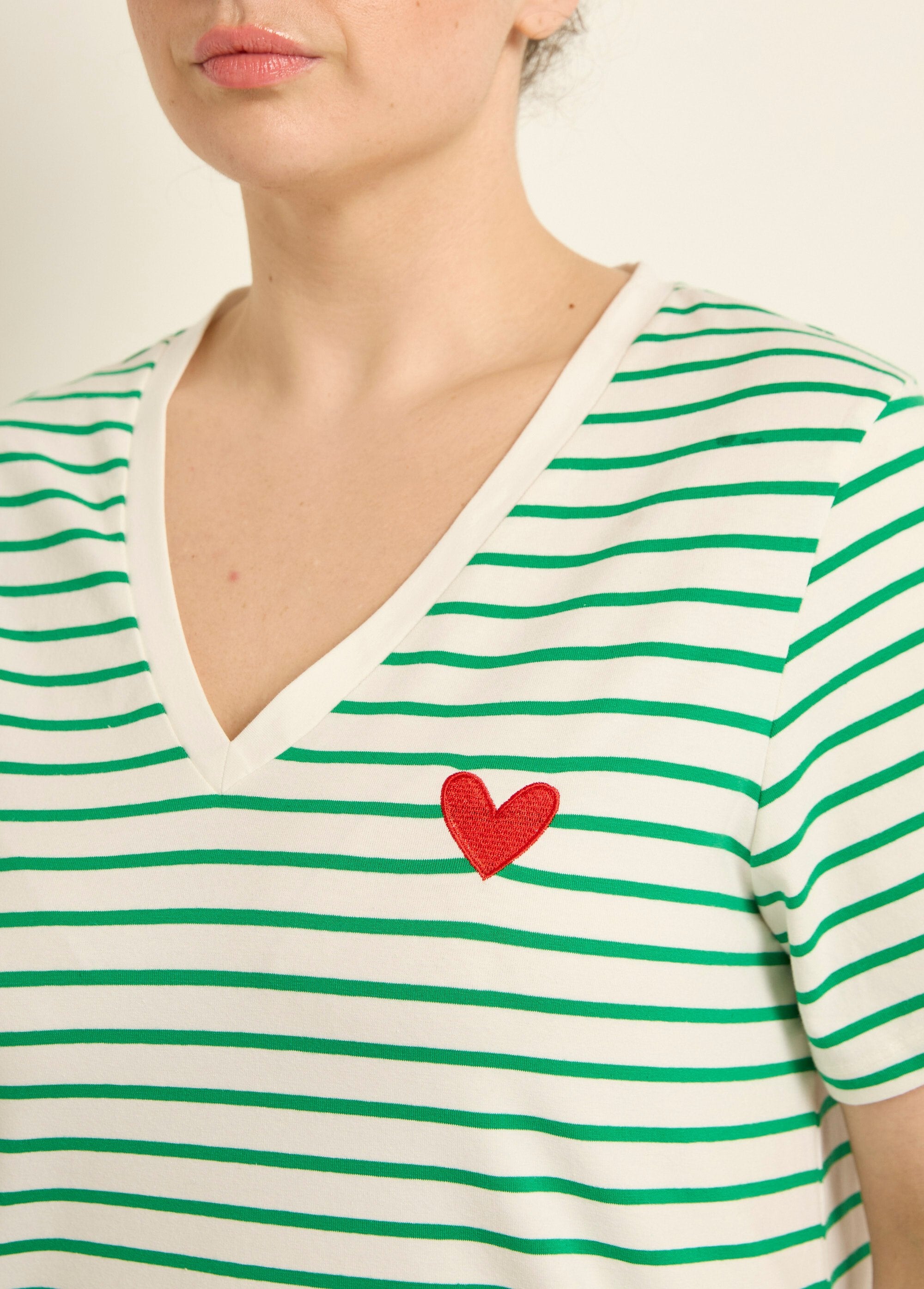 Striped_V-neck_T-shirt_with_heart_embroidery_Green_stripe_DE1_curvy