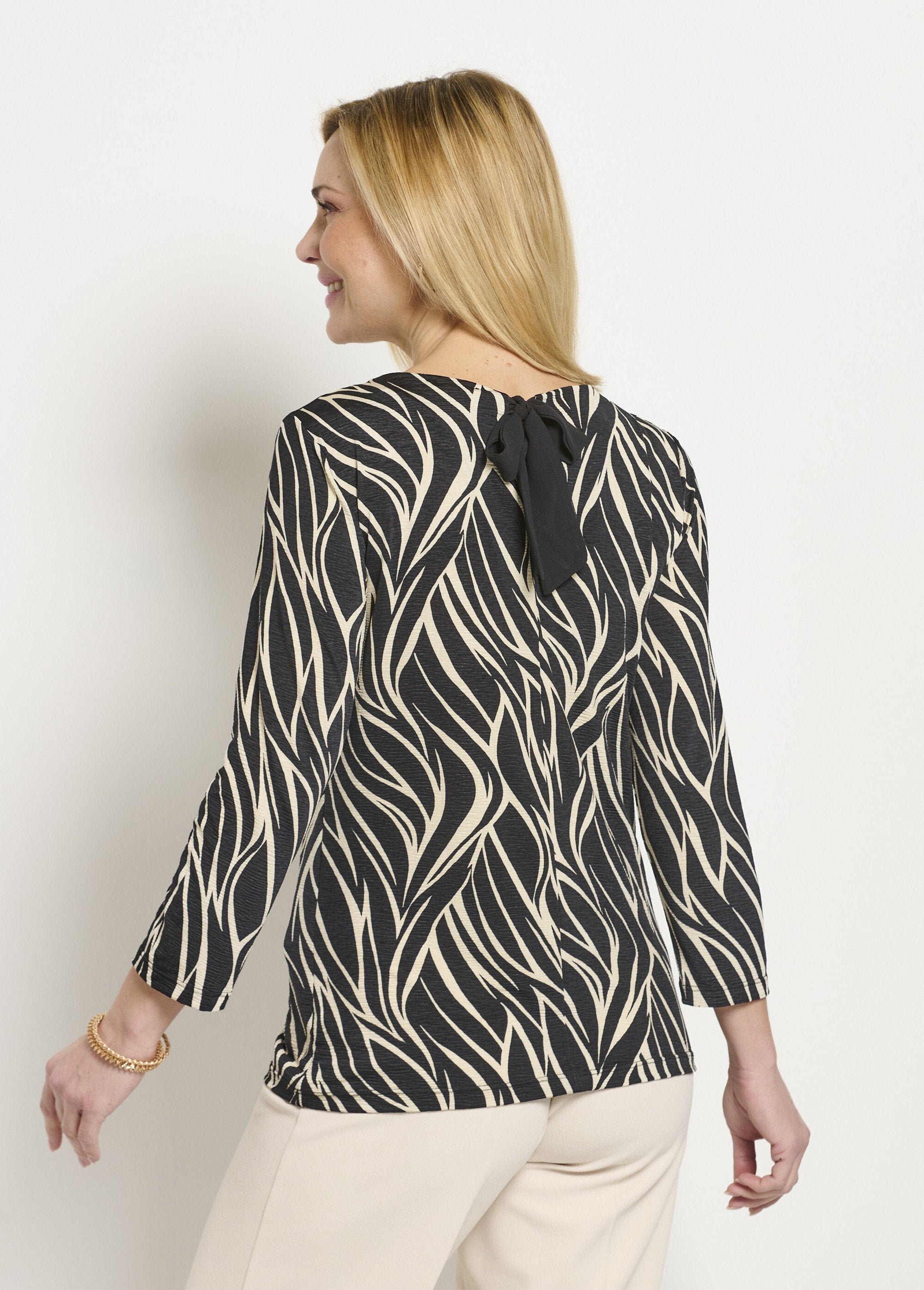 Zebra_T-shirt_with_open_back_and_3/4_sleeves_Beige_and_black_DO1_slim