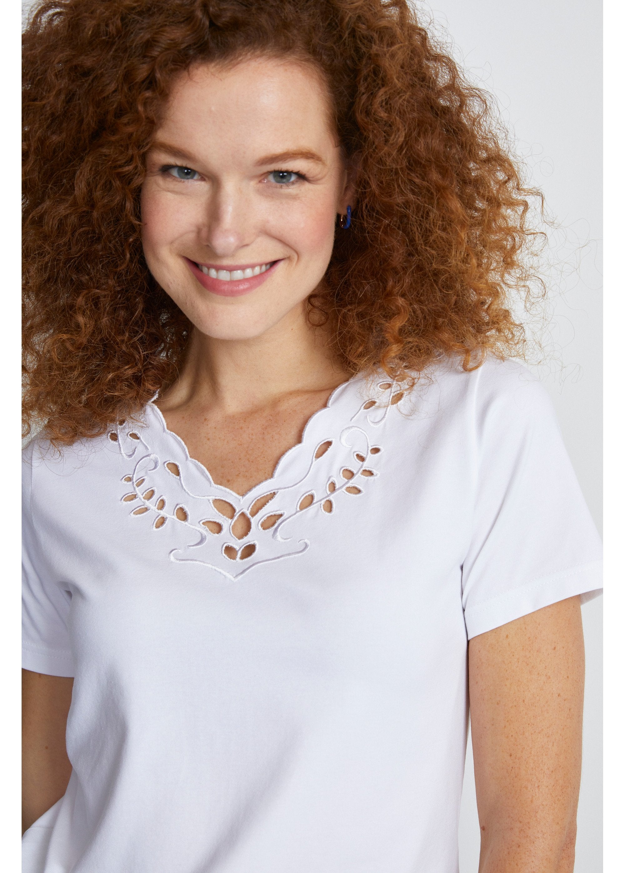 Embroidered_openwork_V-neck_T-shirt_White_DE1_slim