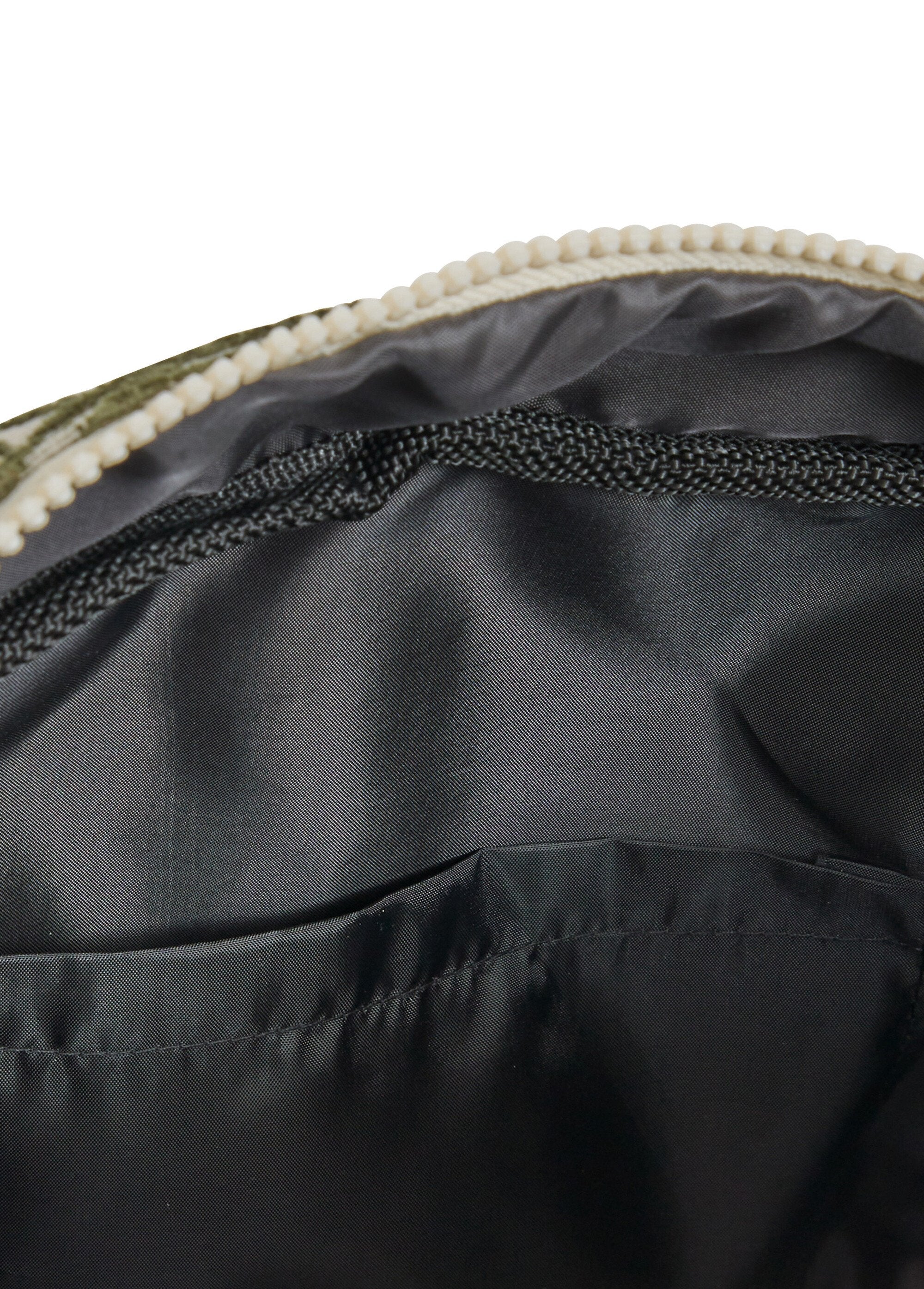 Textured_fabric_toiletry_bag_Green_DE2_slim