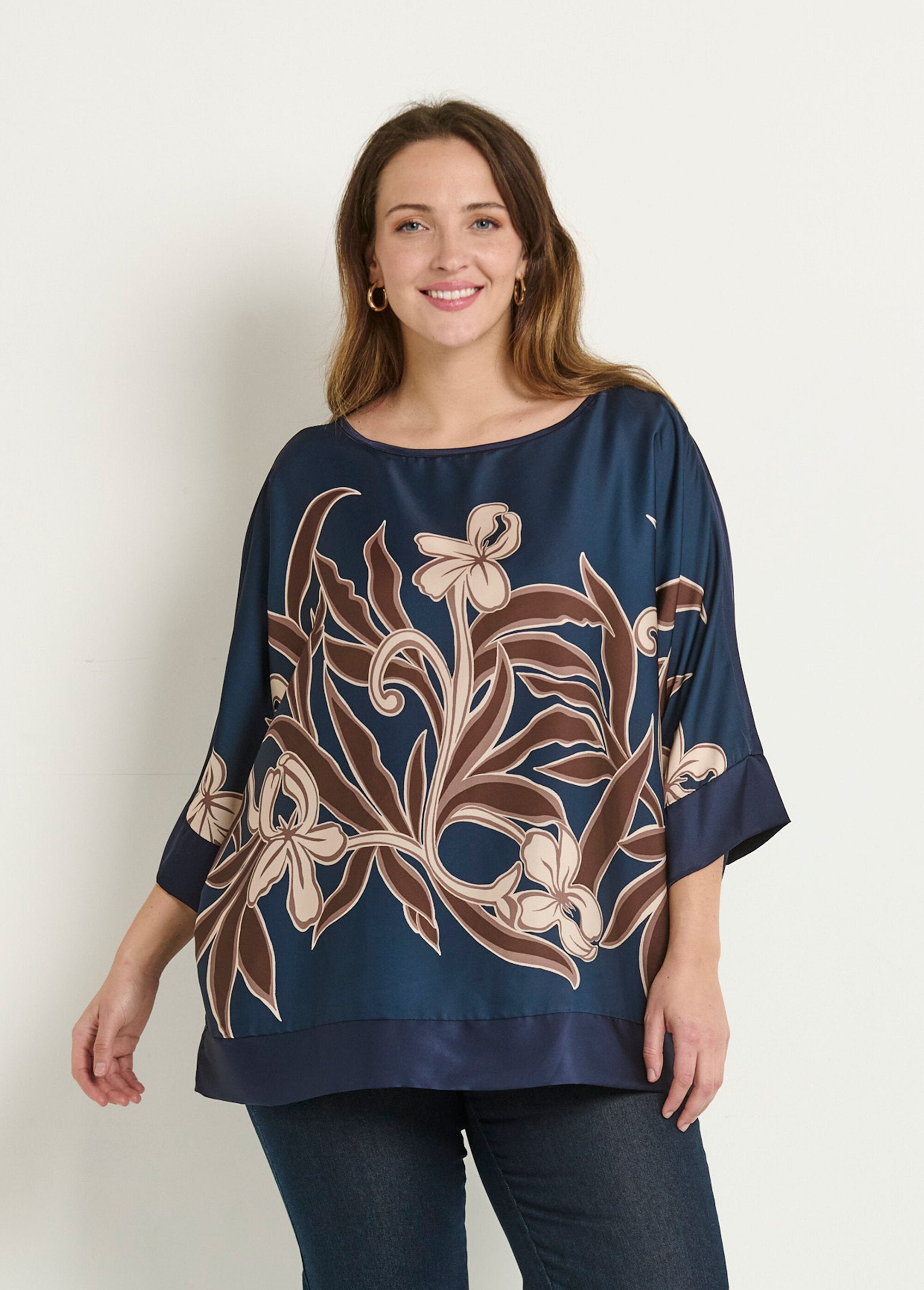 Satin_tunic_with_floral_motif_and_kimono_sleeves_Marine_FA1_curvy