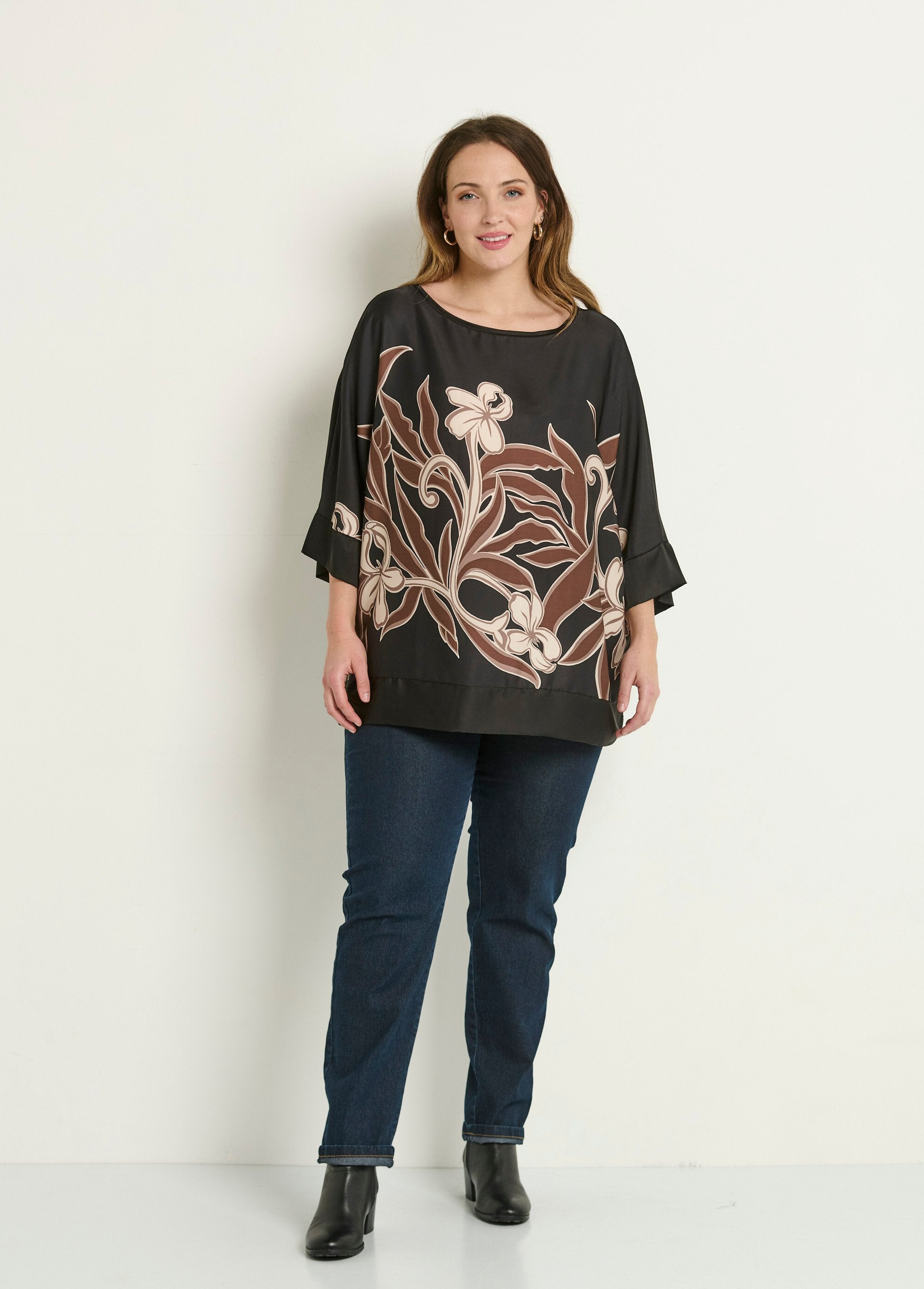 Satin_tunic_with_floral_motif_and_kimono_sleeves_Noir_SF1_curvy