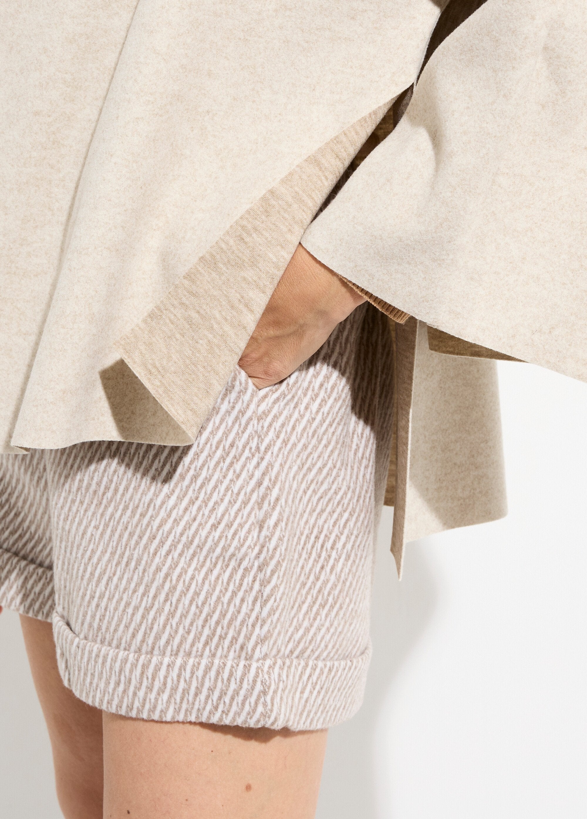 Veste_bouton_bijou_métal_et_écharpe_Beige_DE2_slim