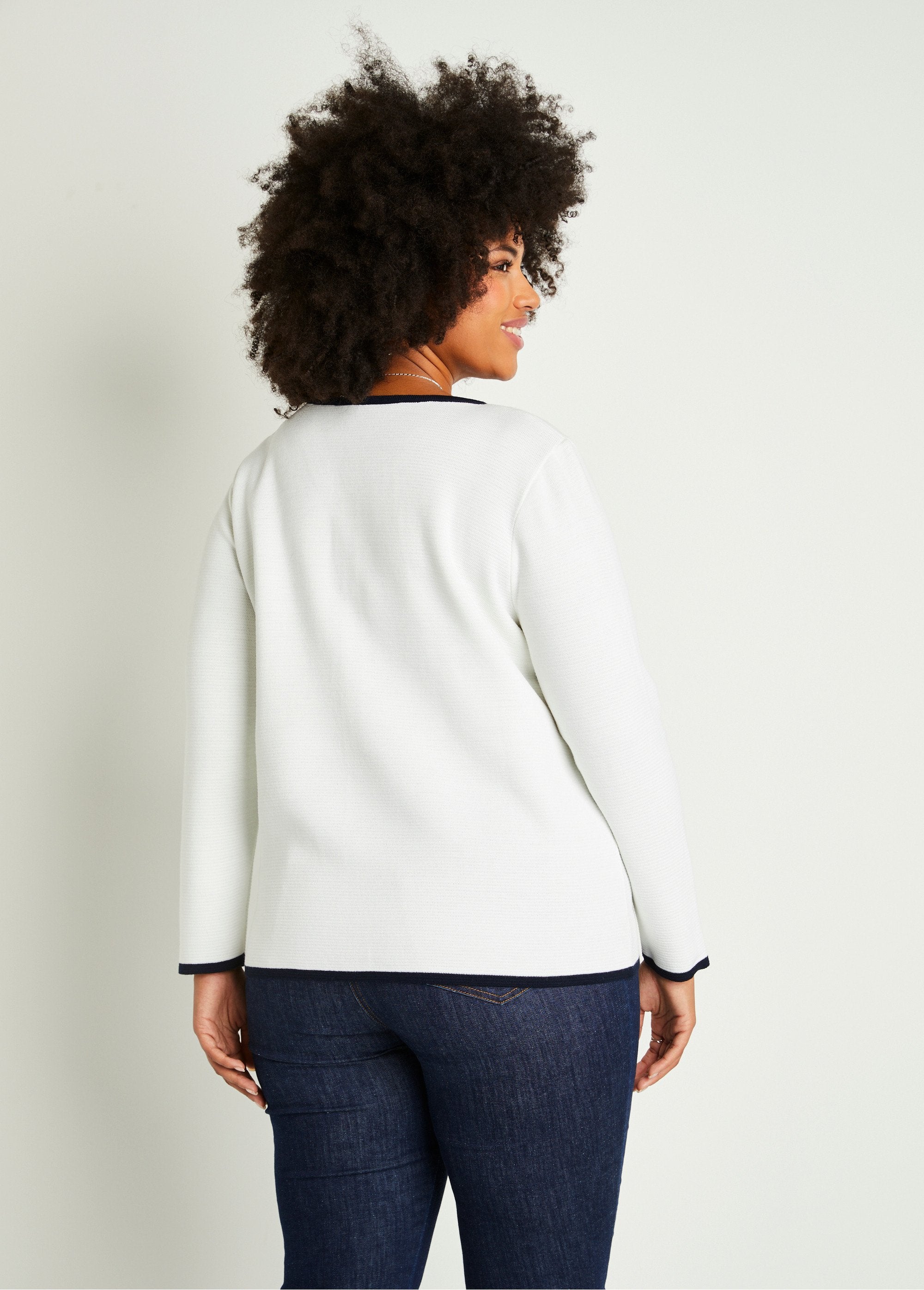 Buttoned_cardigan_jacket_White_and_navy_DO1_curvy