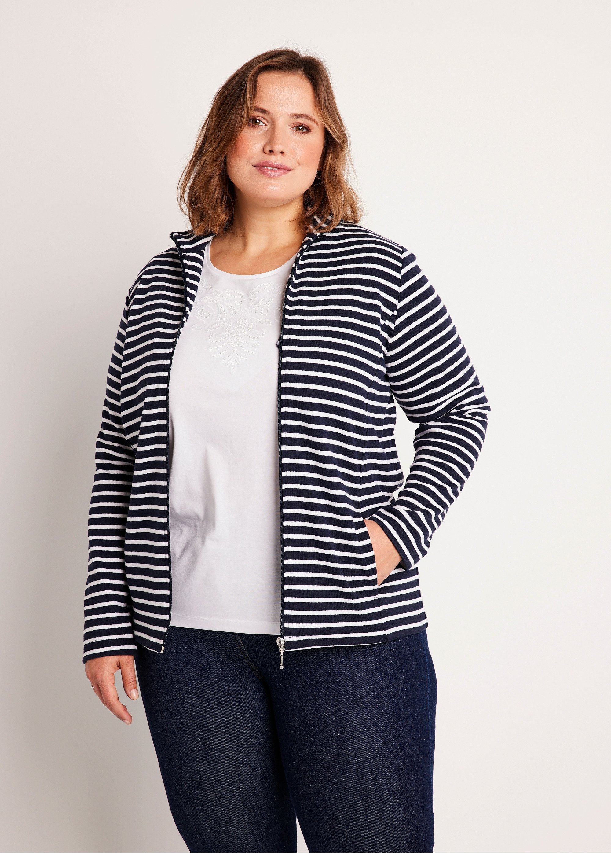 High_collar_lounge_jacket_Navy_stripe_FA1_curvy