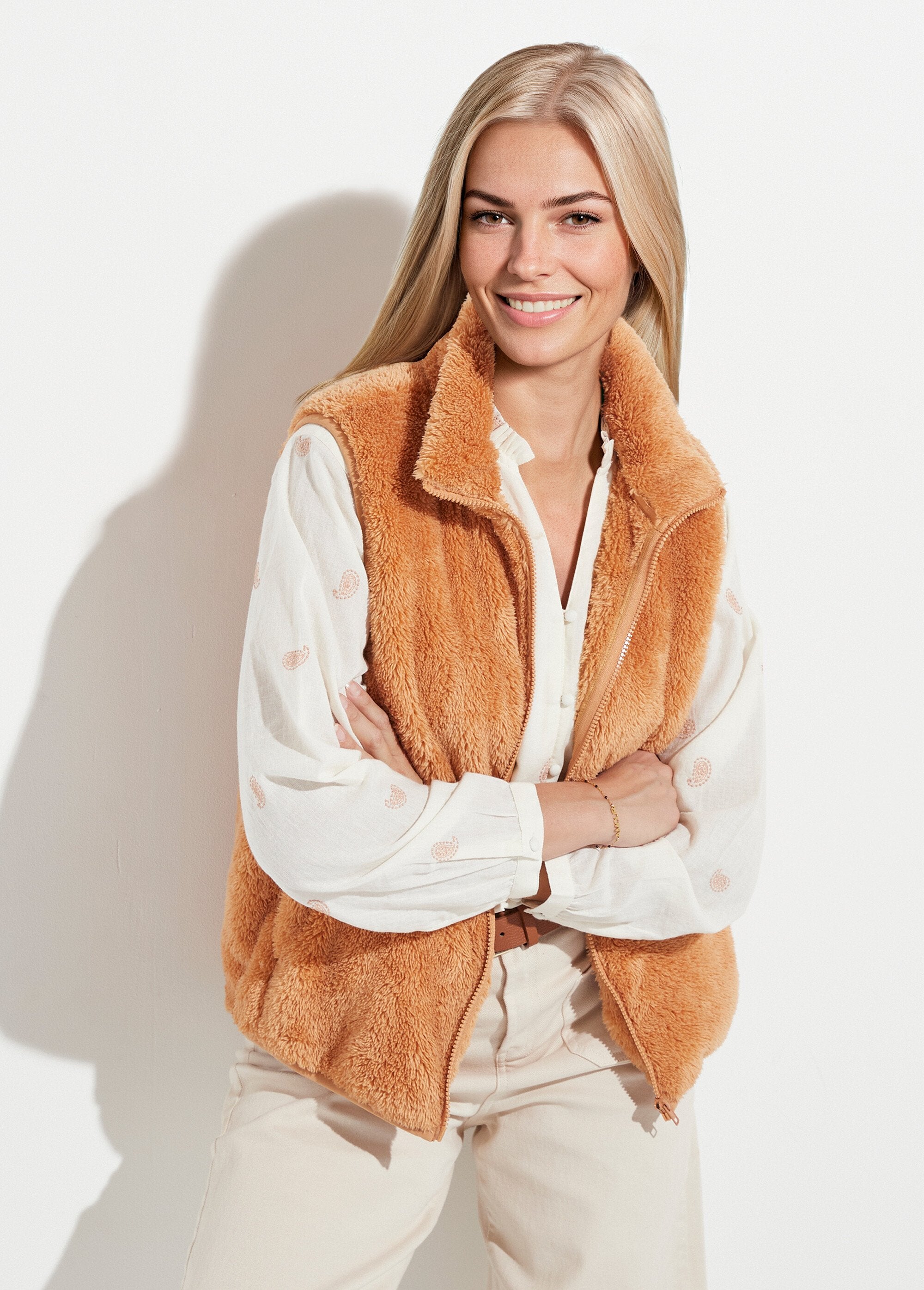 Veste_fausse_fourrure_sans_manches_col_montant_Chamois_FA2_slim