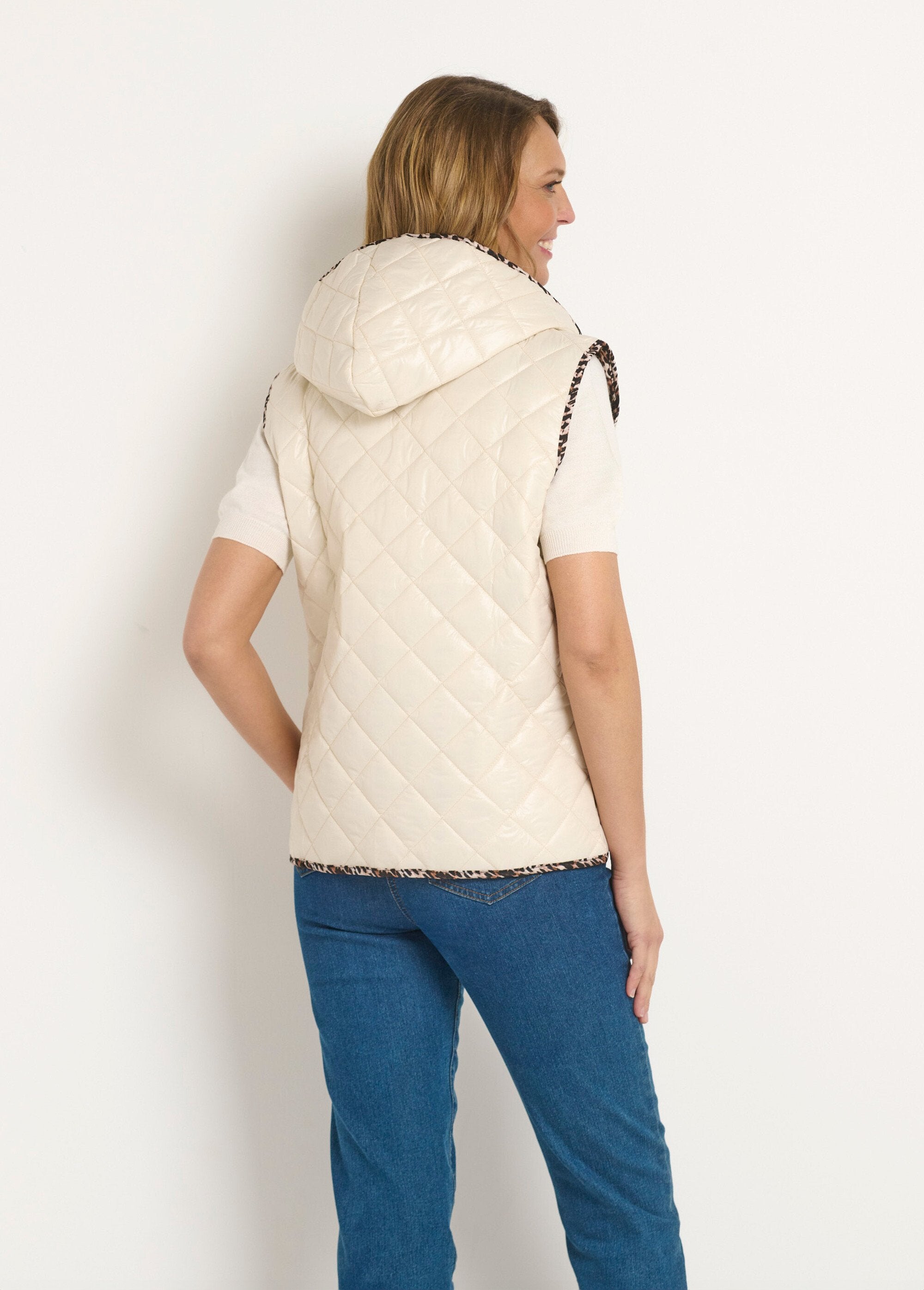 Sleeveless_quilted_jacket_with_hood_White_DO1_slim